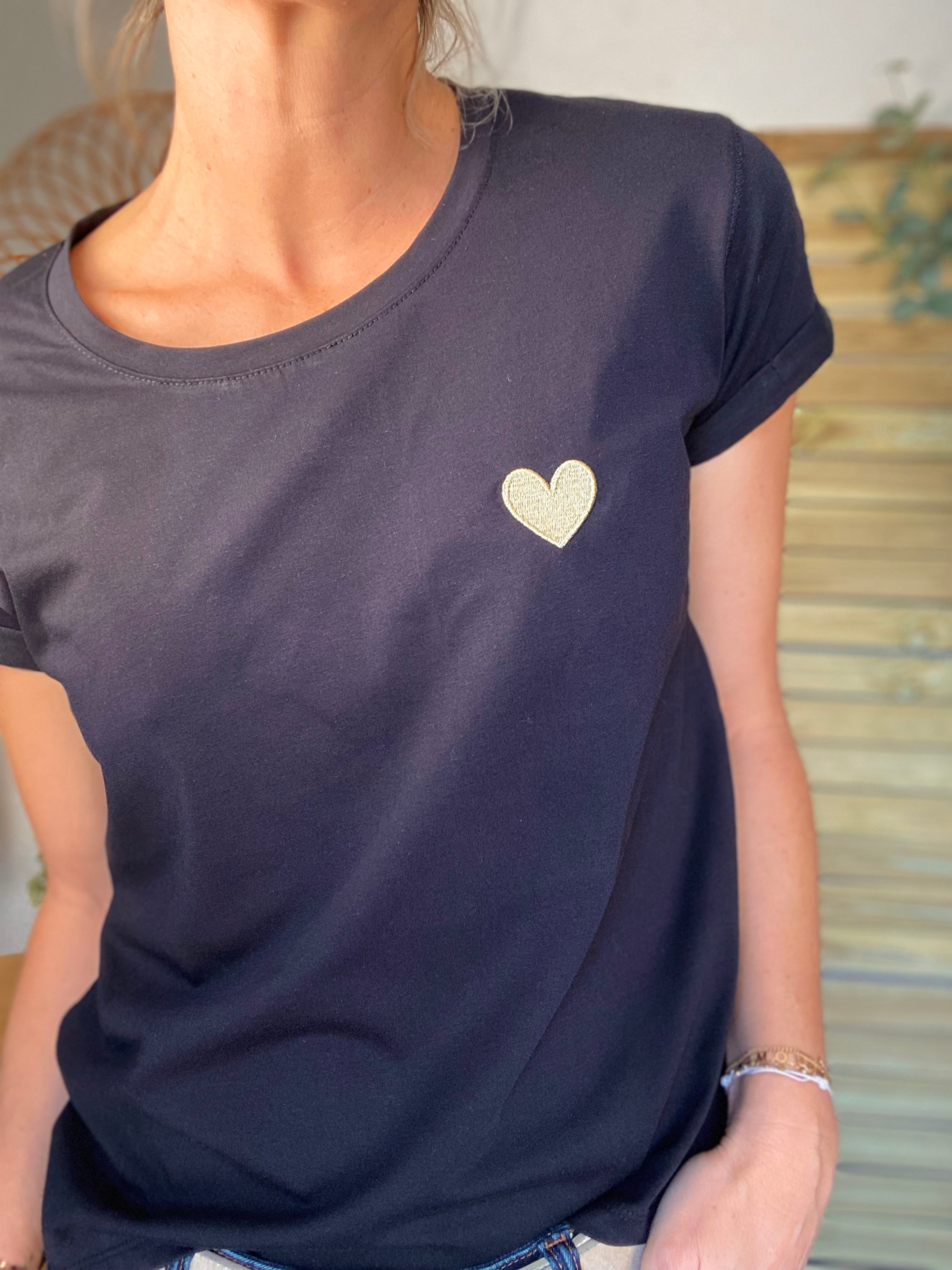 Tee shirt Noir cœur brodé doré 💛 PIA