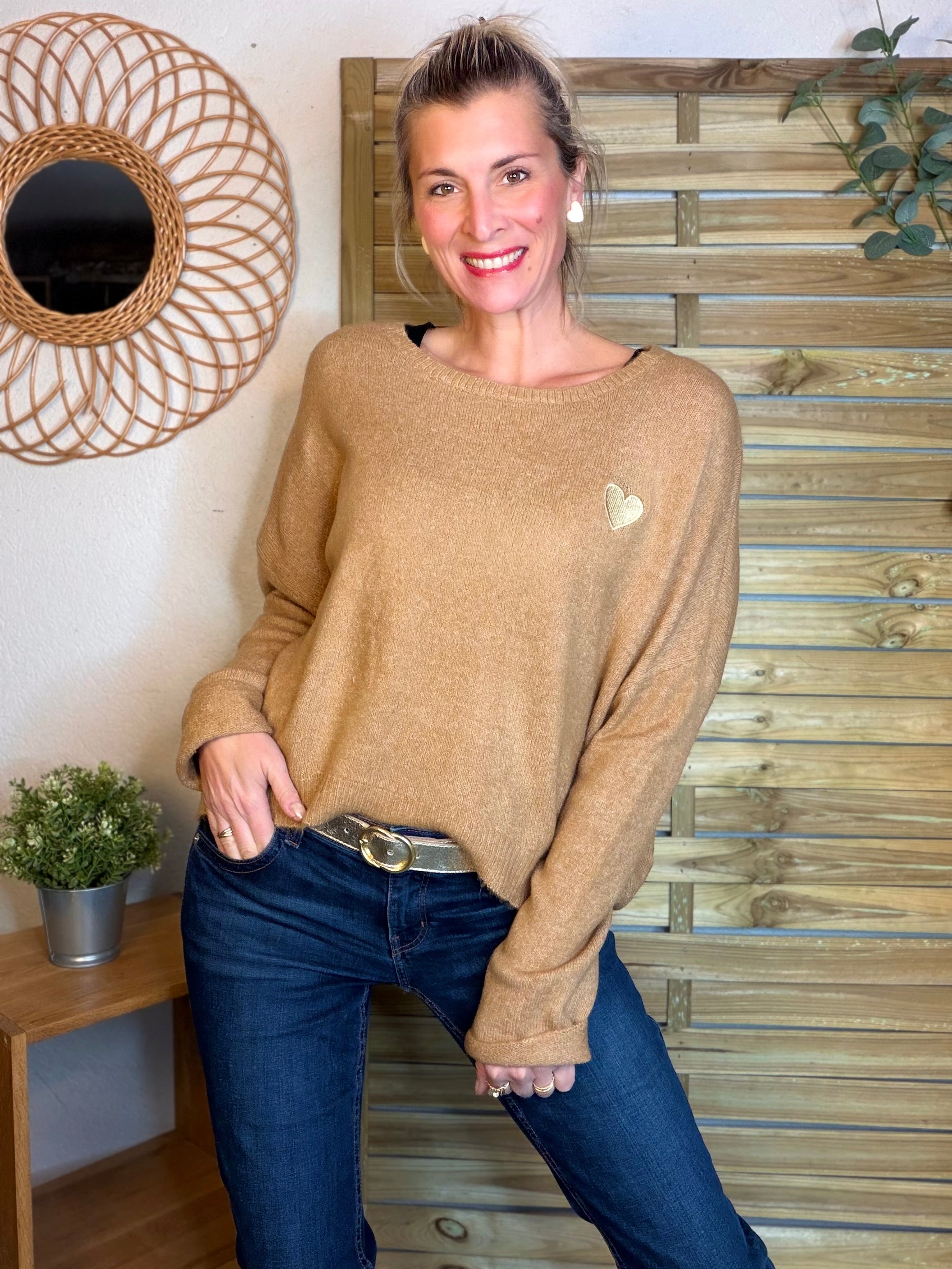 Pull léger en maille cœur doré brodé 💛 MELISSA - Camel