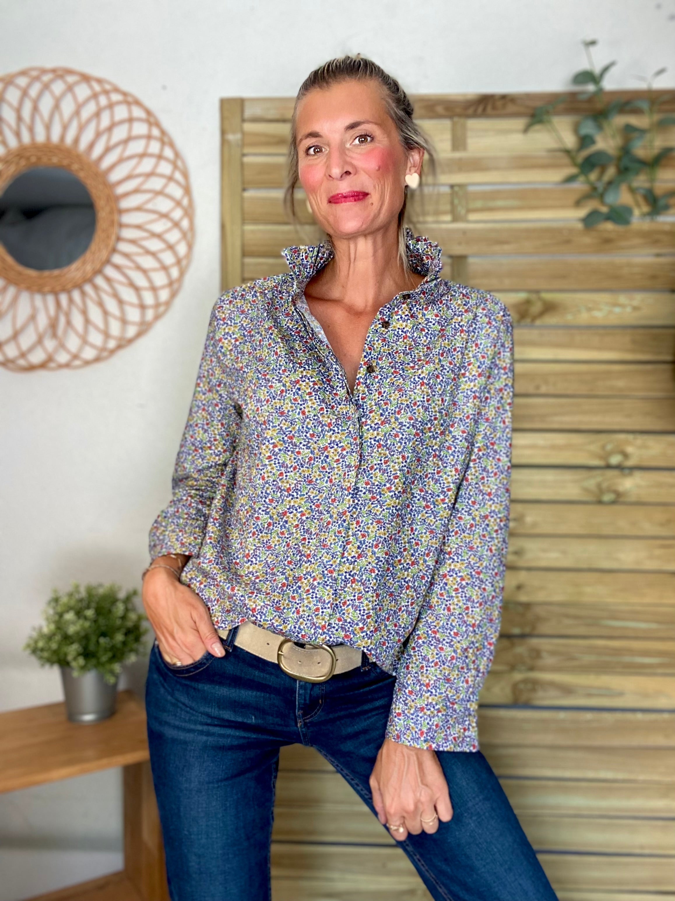 Chemise imprimée Liberty bleu, col victorien volanté CHARLOTTE