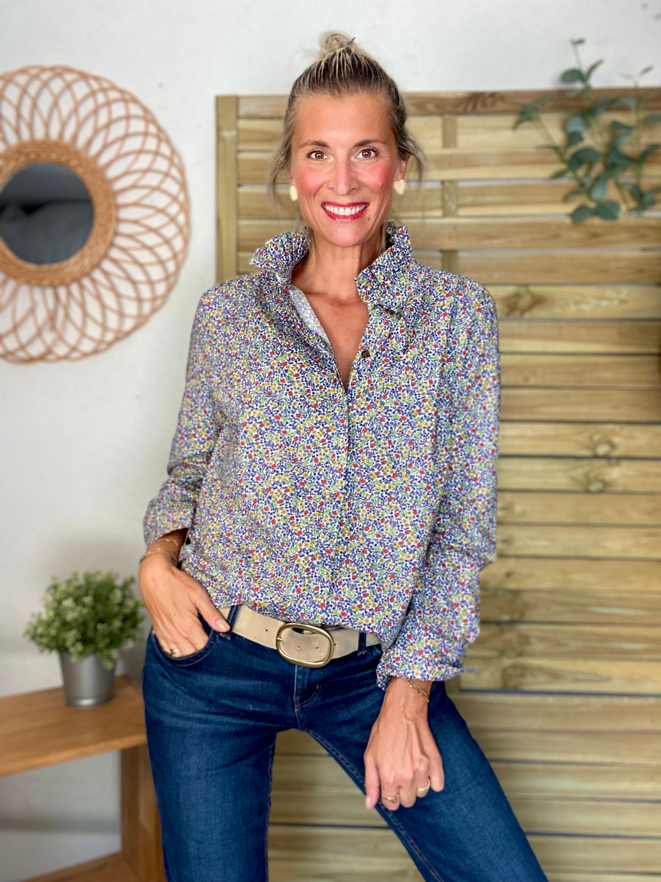 Chemise imprimée Liberty bleu, col victorien volanté CHARLOTTE