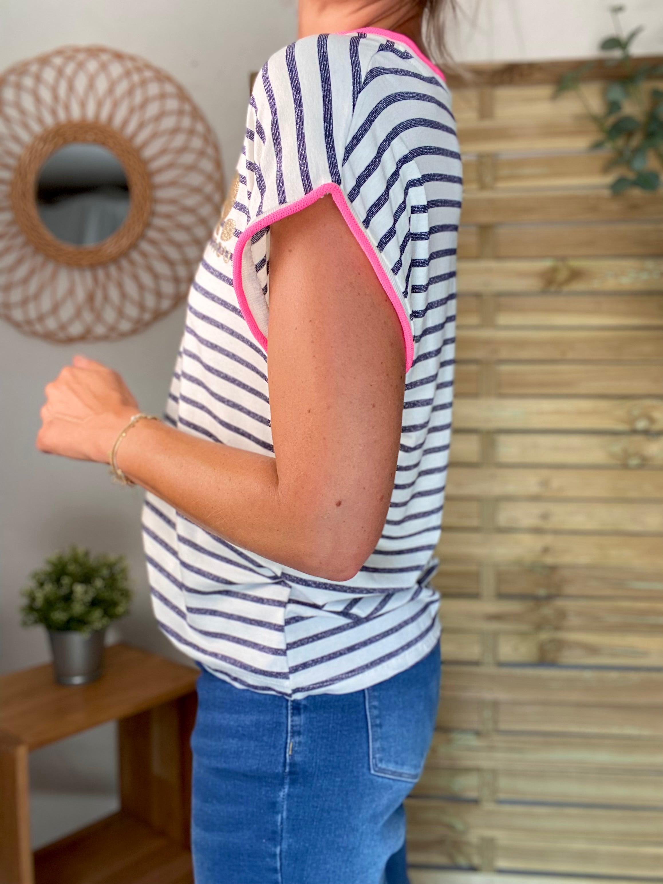 Top rayé col V amour 💛 CLAUDIE - Bleu marine / Rose fluo