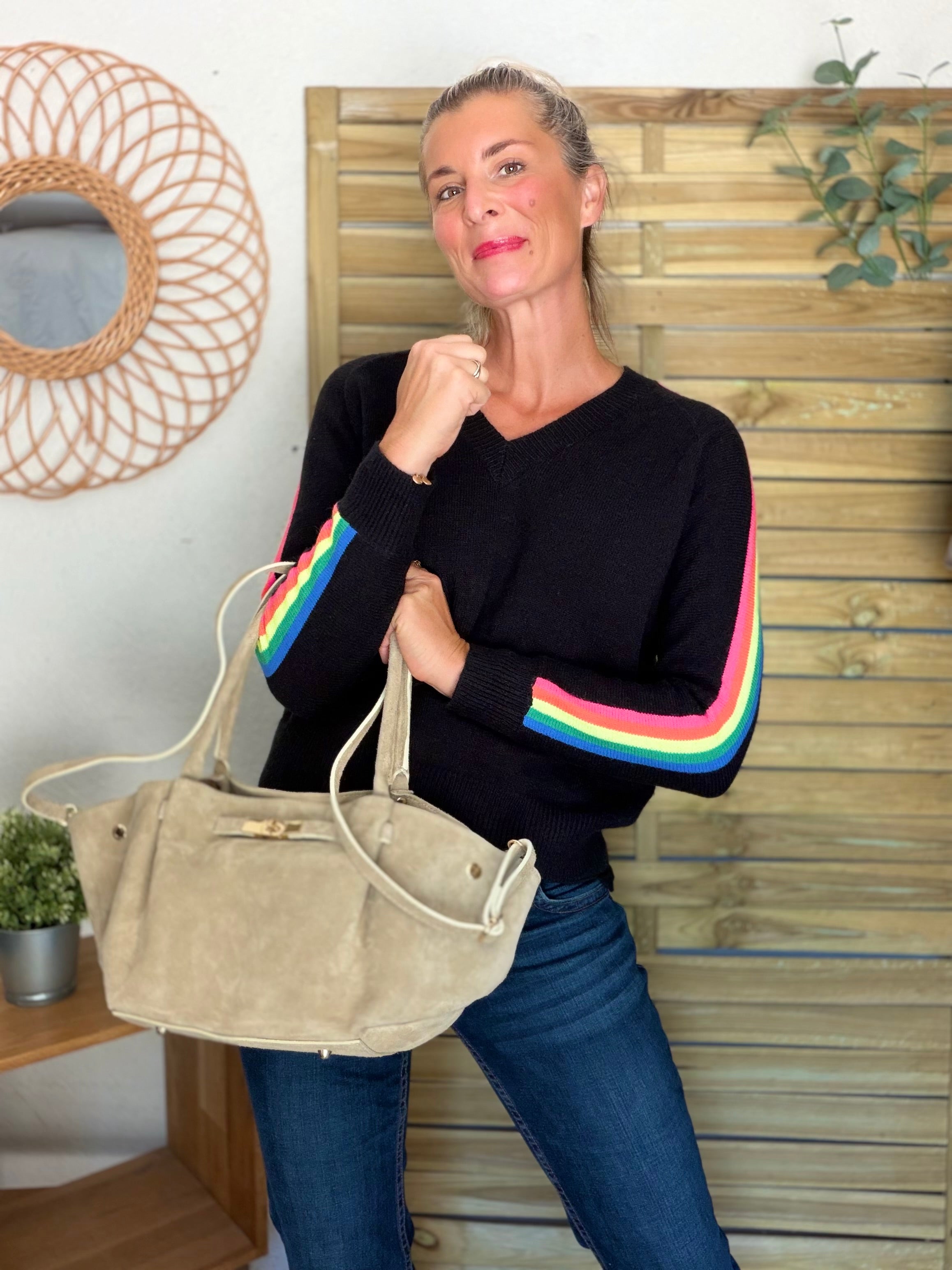 Pull épais avec bandes colorées, col V - RAINBOW 🌈 Noir - Winter 2026