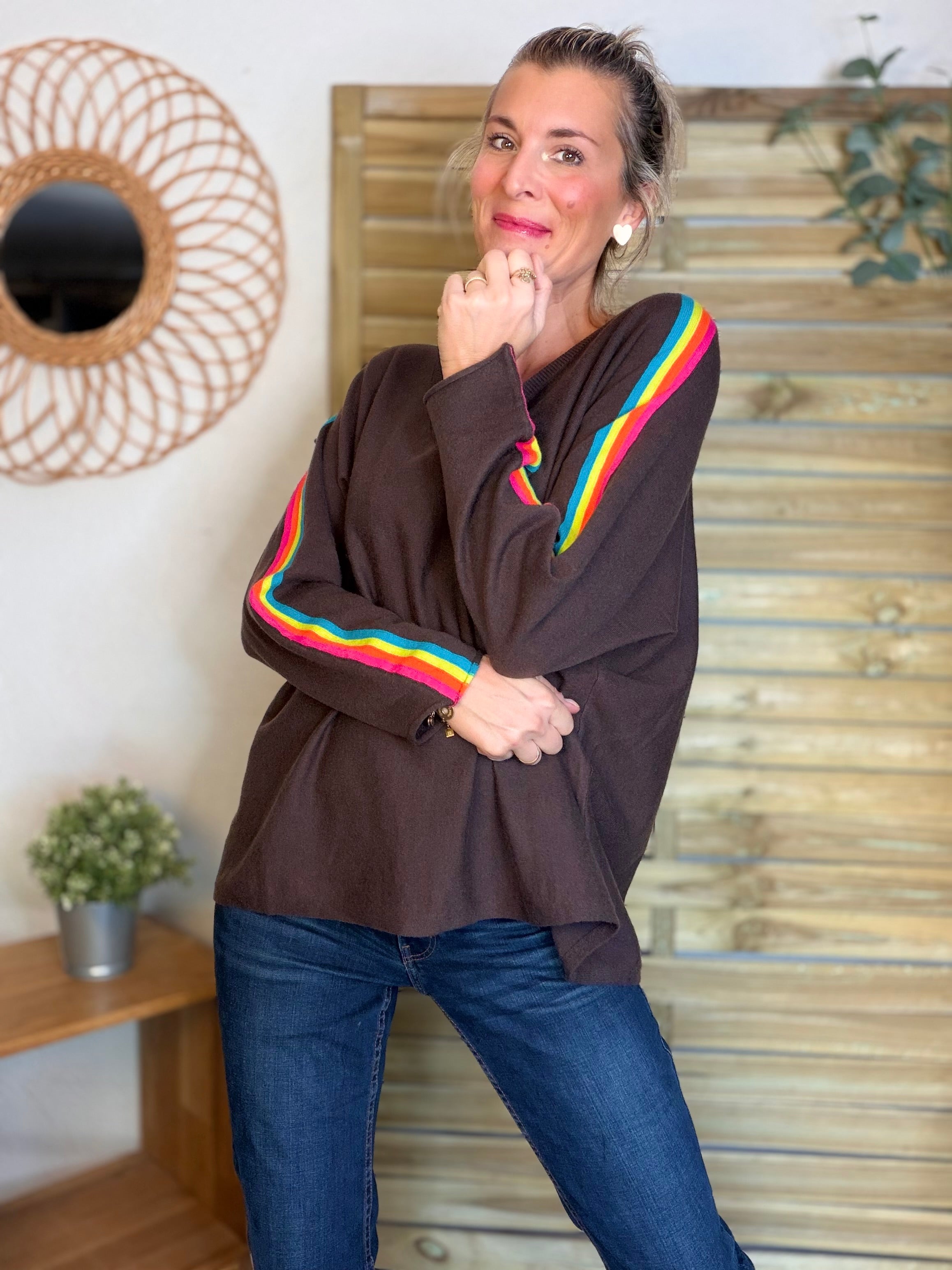 Pull fin avec bandes colorées, col V - RAINBOW OVERSIZE 🌈 Chocolat