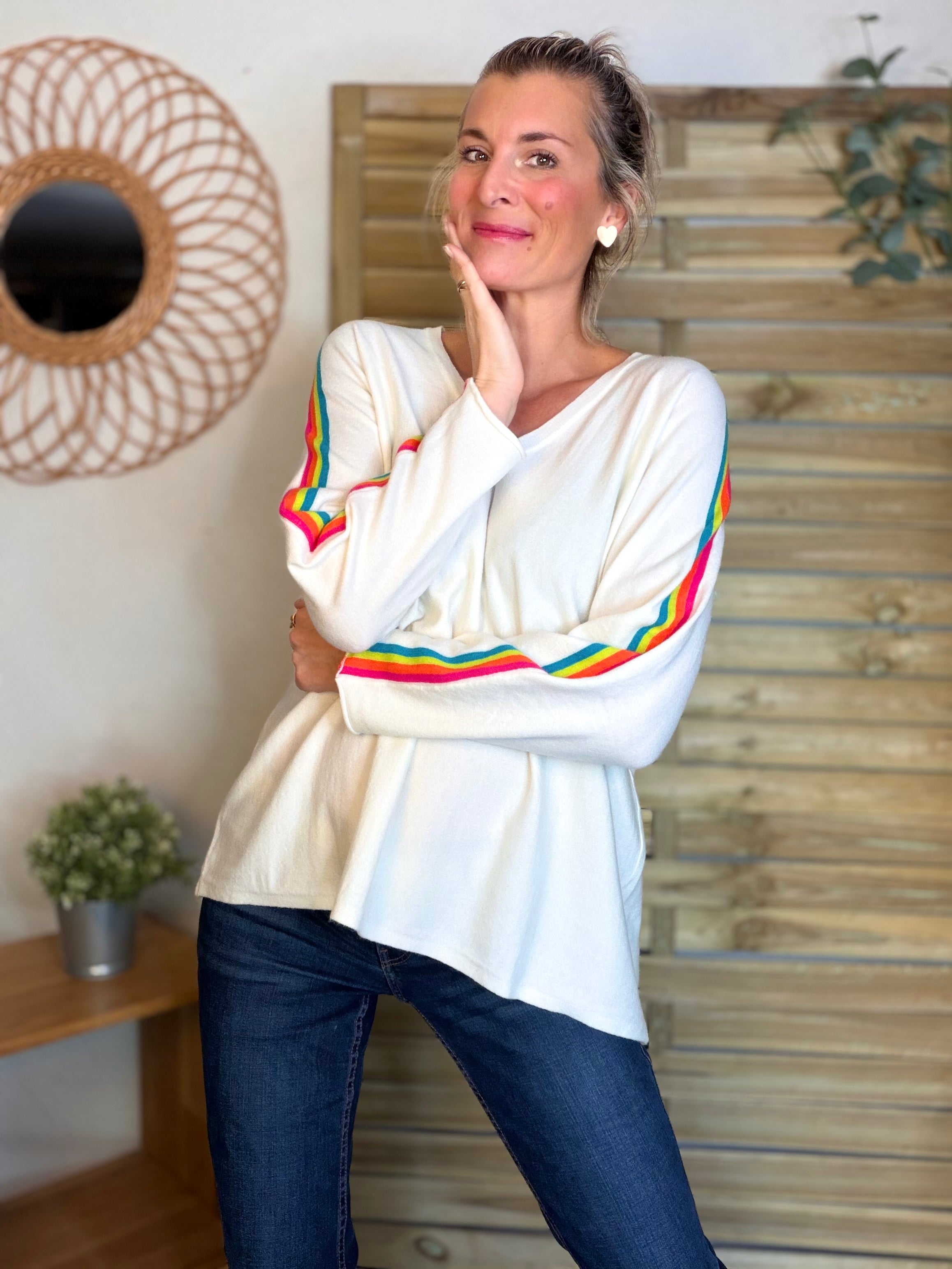 Pull fin avec bandes colorées, col V - RAINBOW OVERSIZE 🌈 Écru