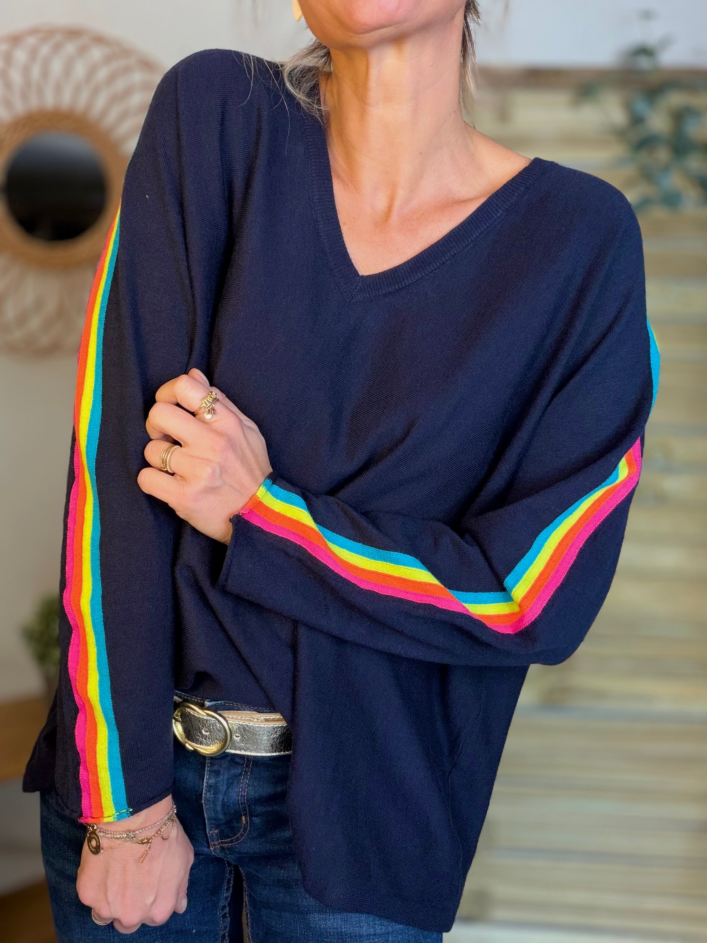 Pull fin avec bandes colorées, col V - RAINBOW OVERSIZE 🌈 Bleu marine