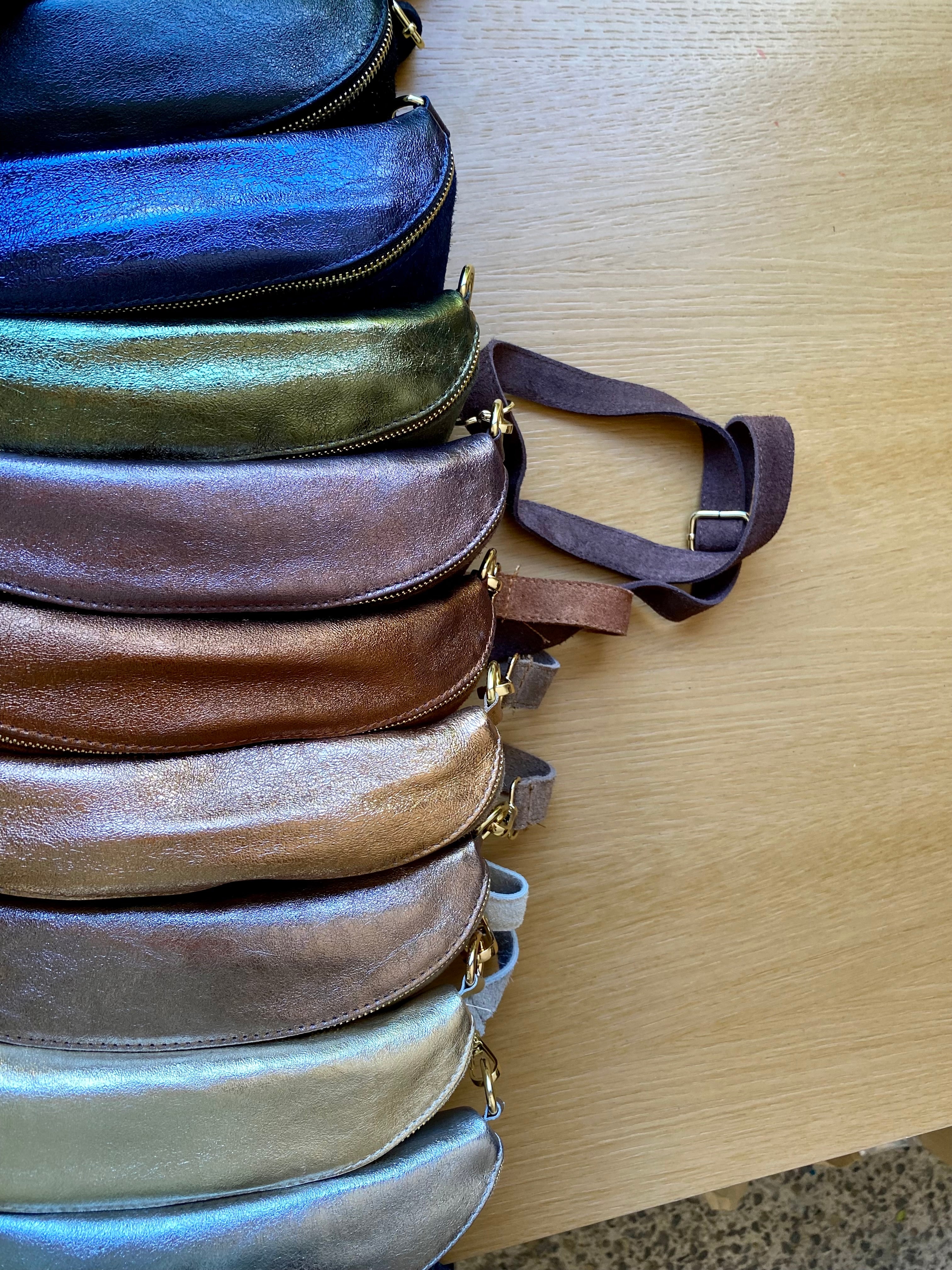 Sac banane M bi-matière en cuir irisé et velours 24cm - POLLY- Noir