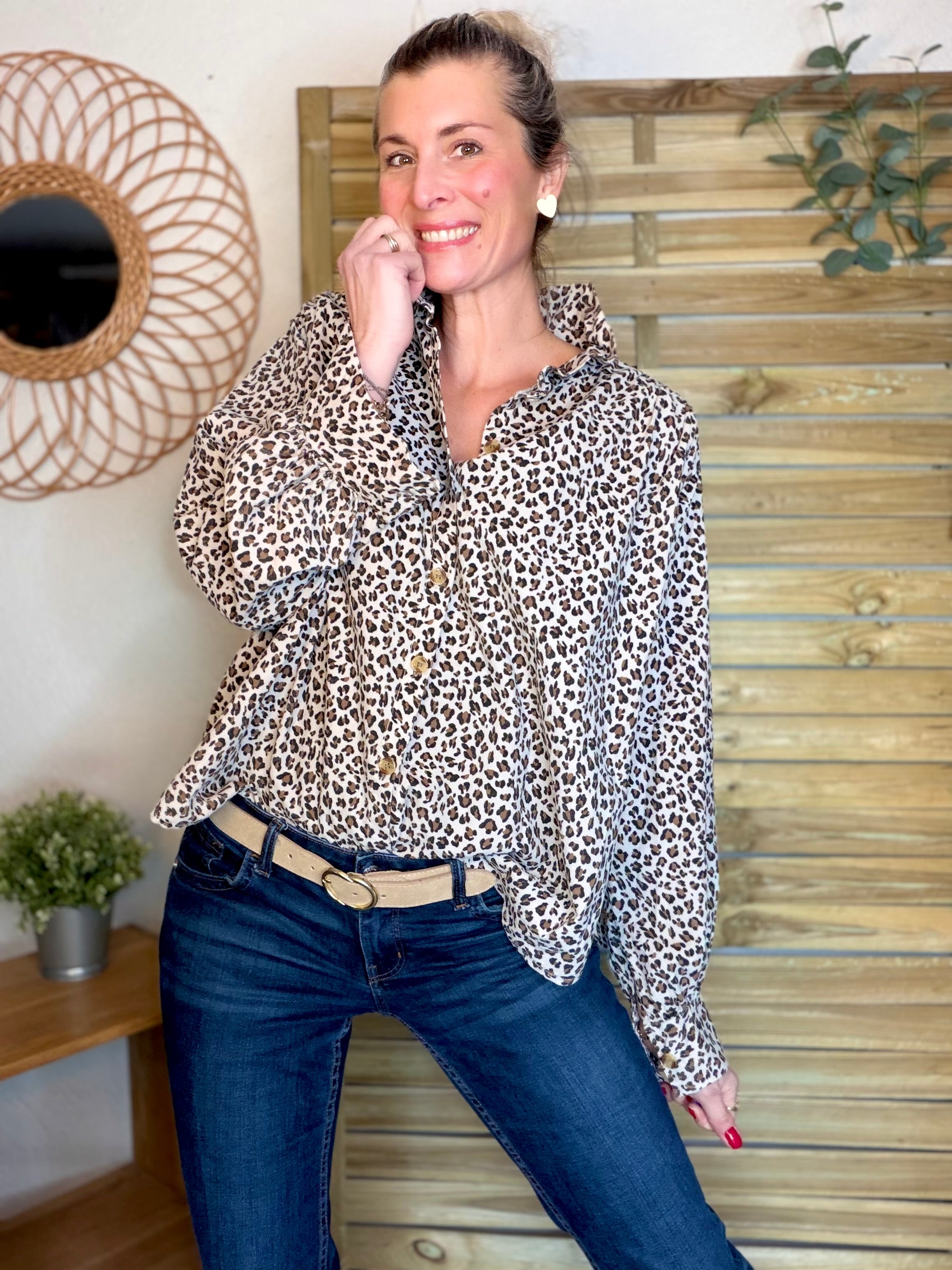Chemise en velours côtelé fin coton, col volanté FRIDA - Léo beige 🐆
