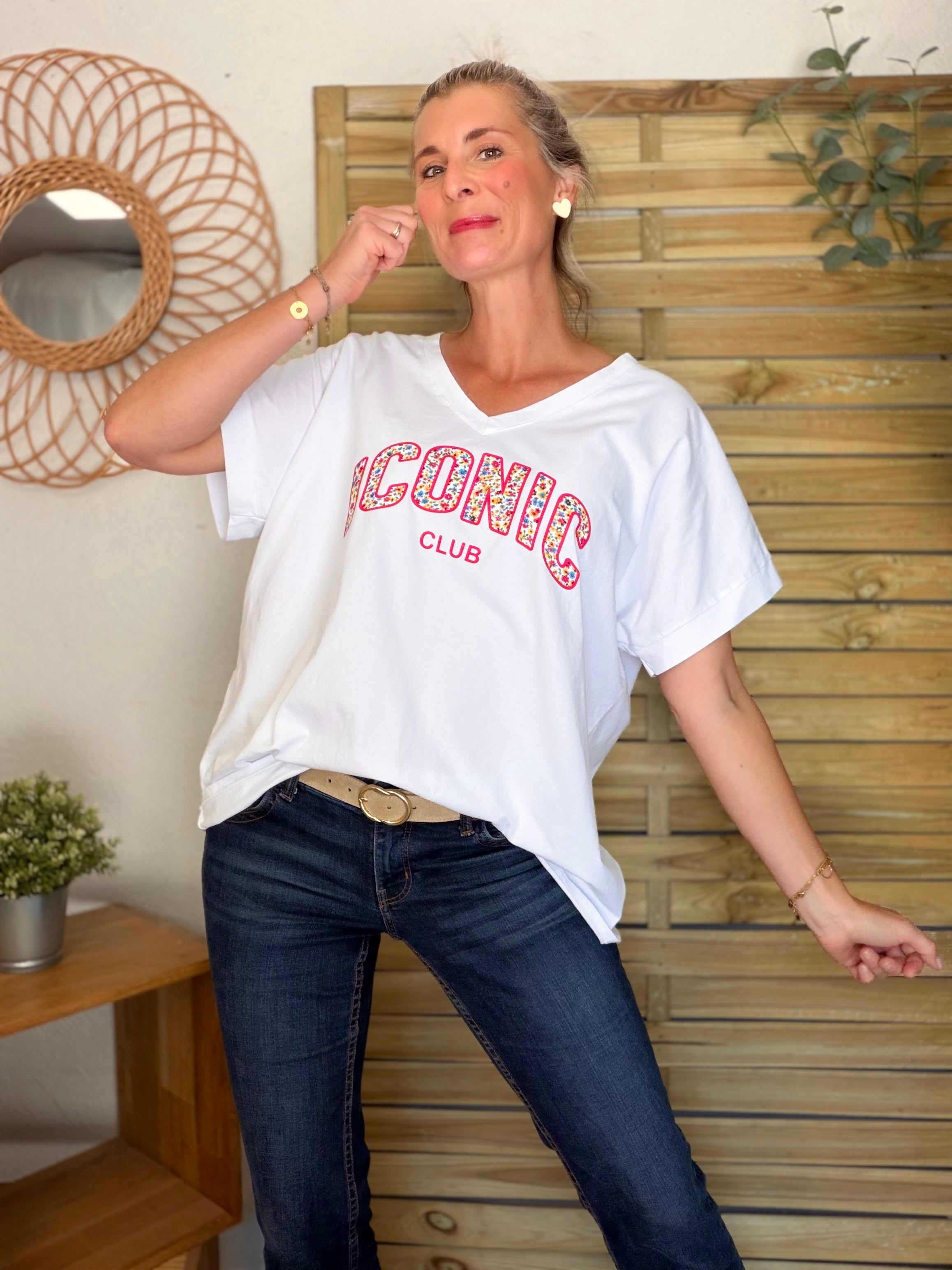 Tee shirt col V ICONIC club fleuri oversized MILA Blanc