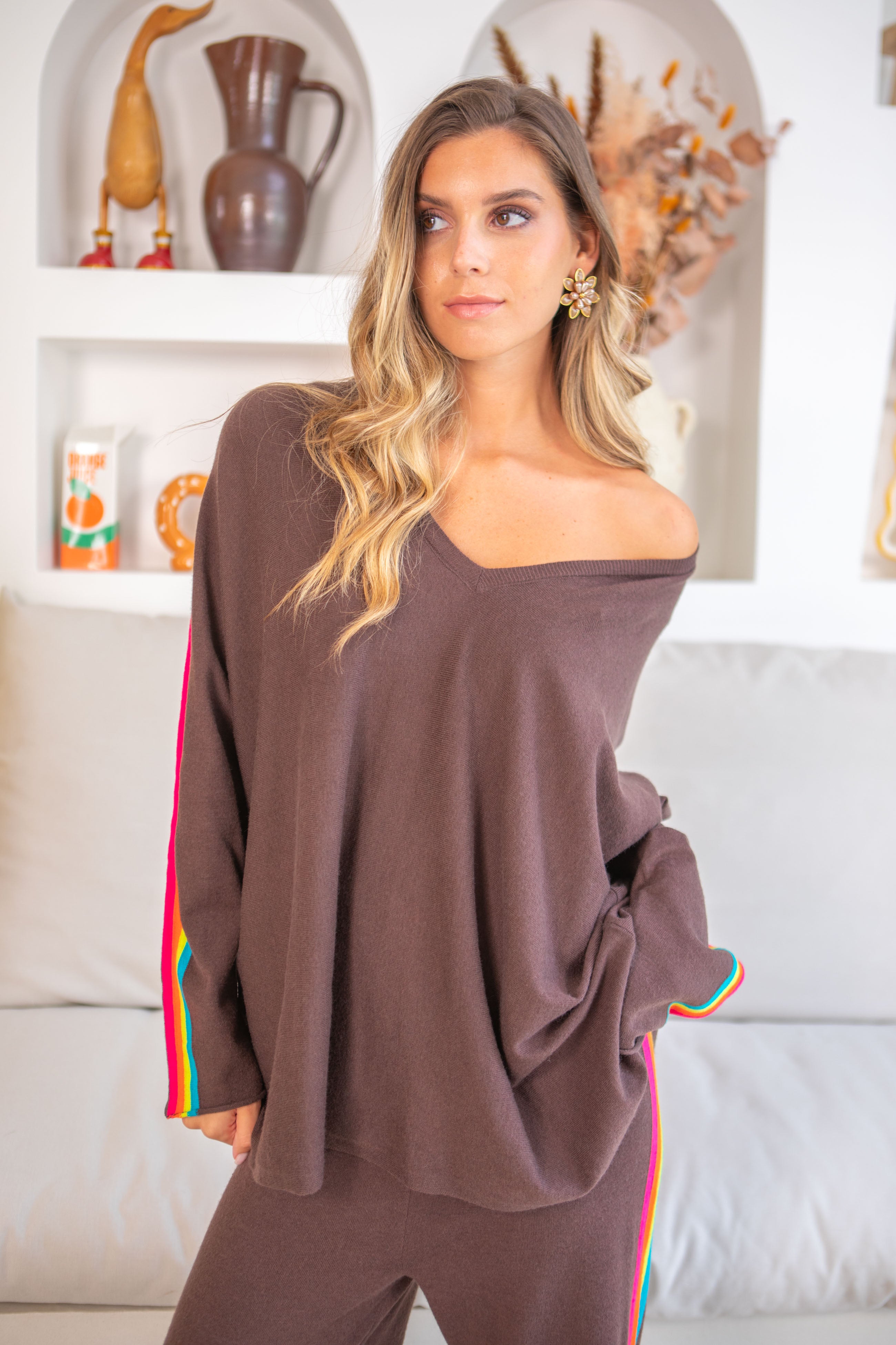 Pull fin avec bandes colorées, col V - RAINBOW OVERSIZE 🌈 Chocolat