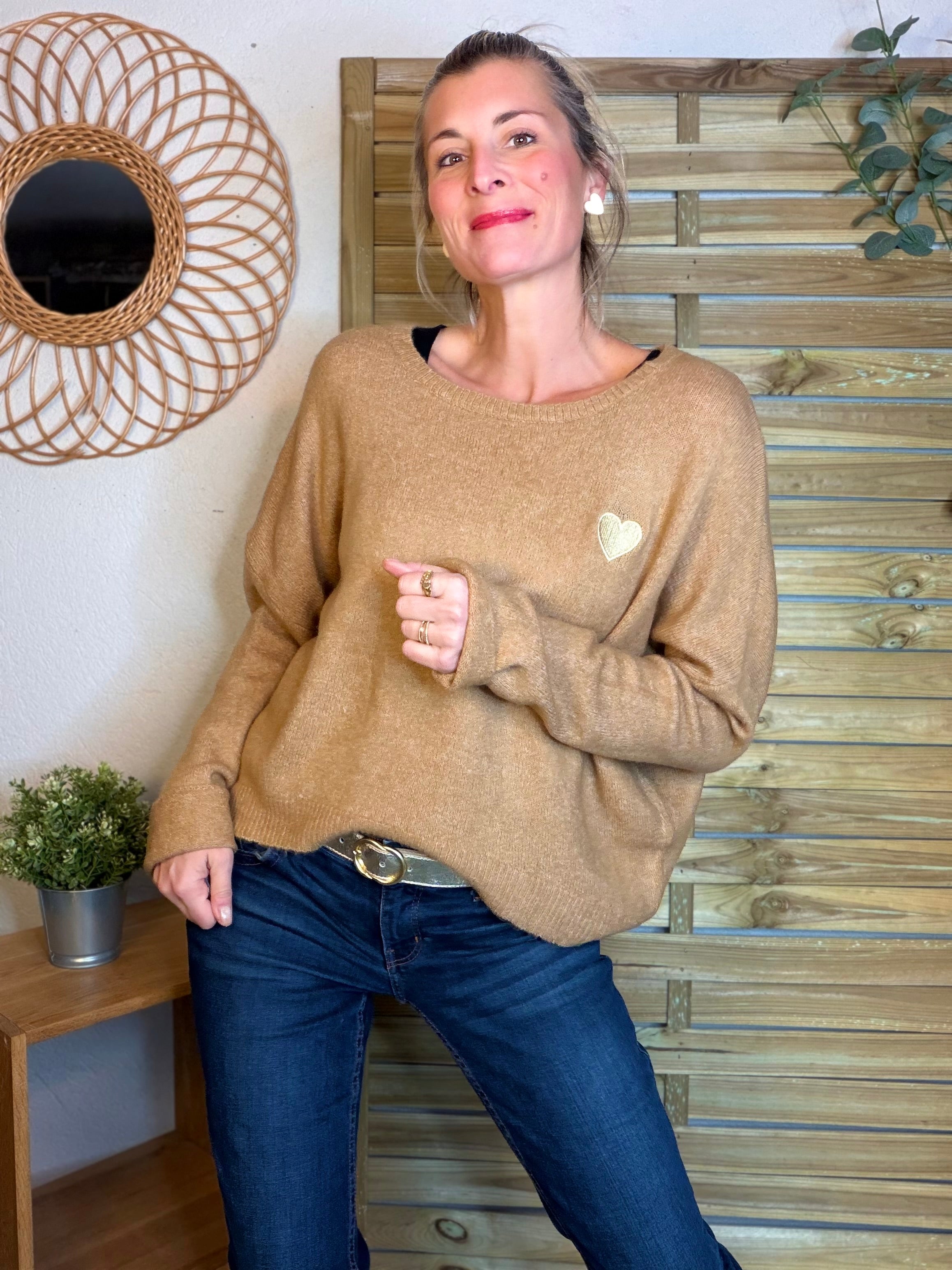 Pull léger en maille cœur doré brodé 💛 MELISSA - Camel
