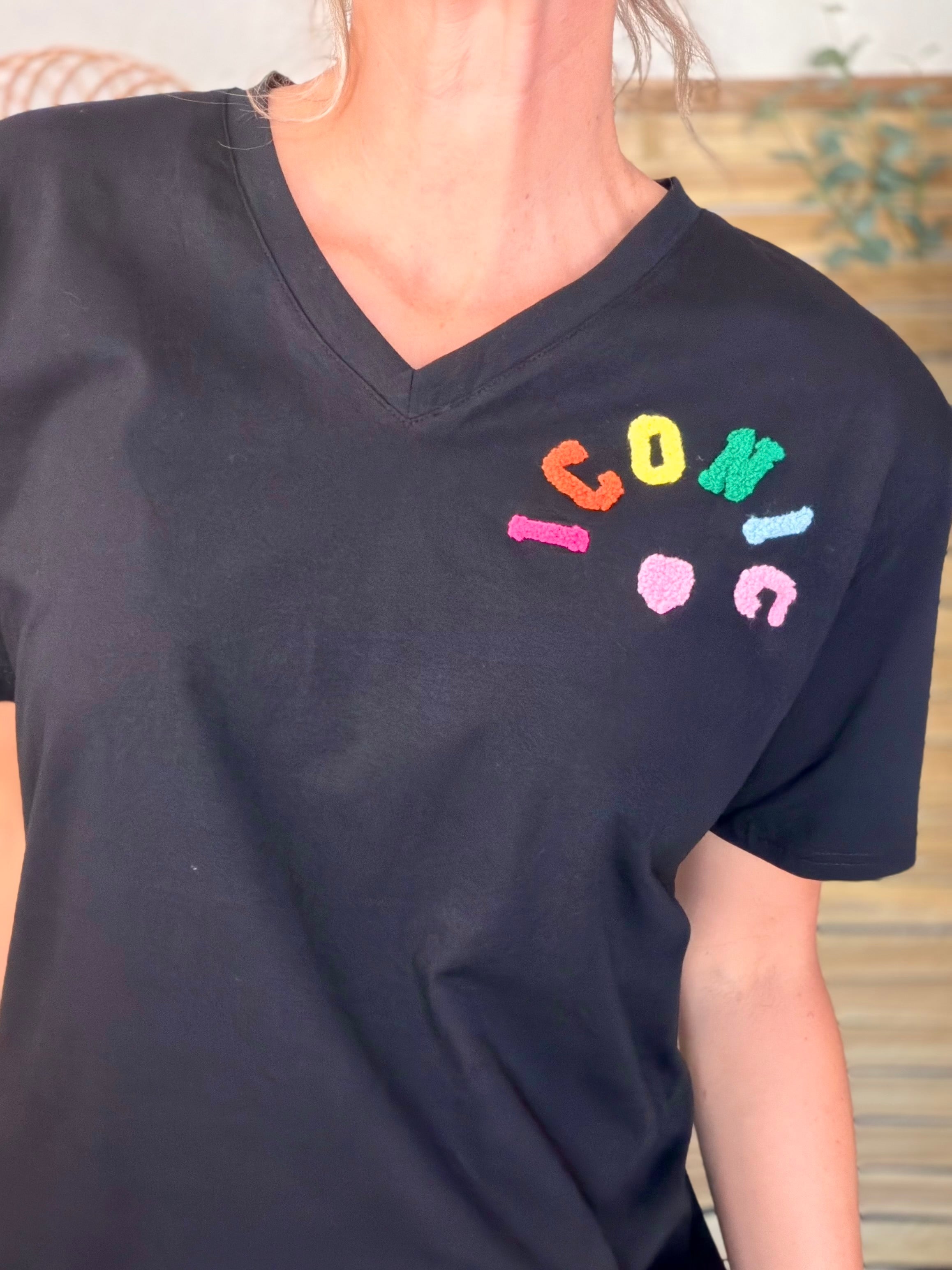 Tee shirt col V ICONIC club multicolore CARO - Noir