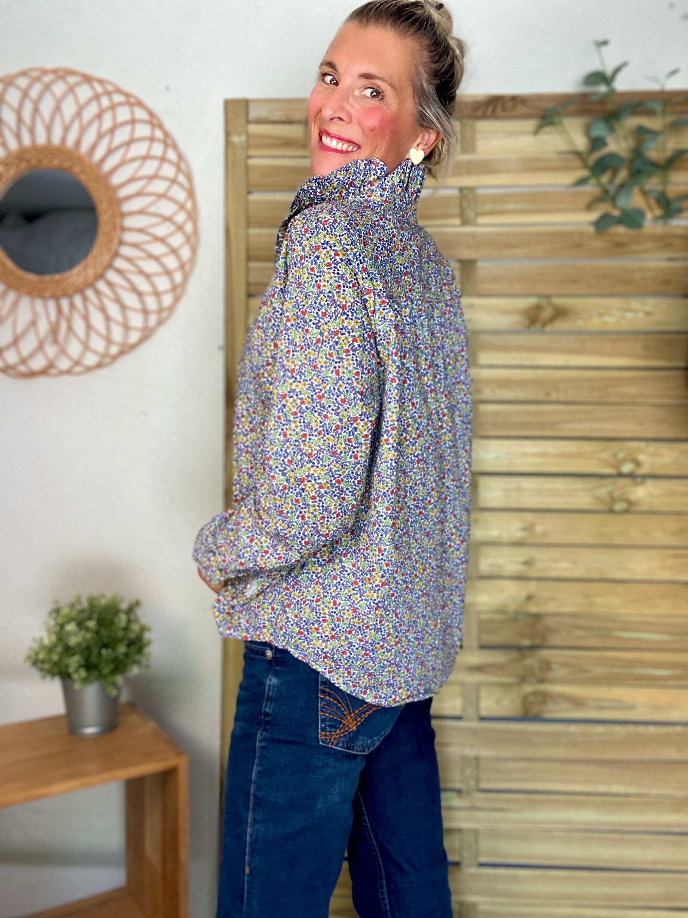 Chemise imprimée Liberty bleu, col victorien volanté CHARLOTTE