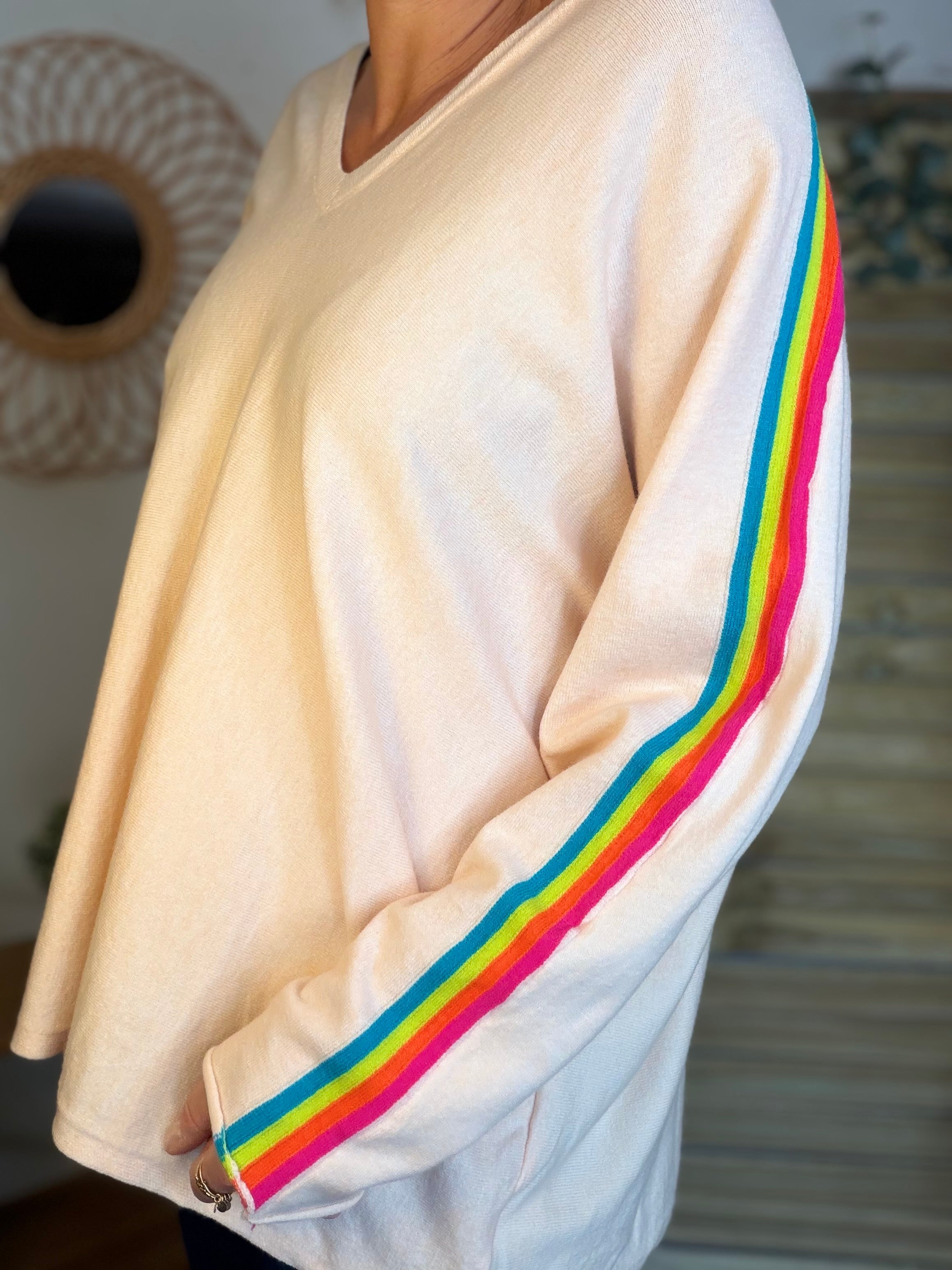 Pull fin avec bandes colorées, col V - RAINBOW OVERSIZE 🌈 Rose orangé