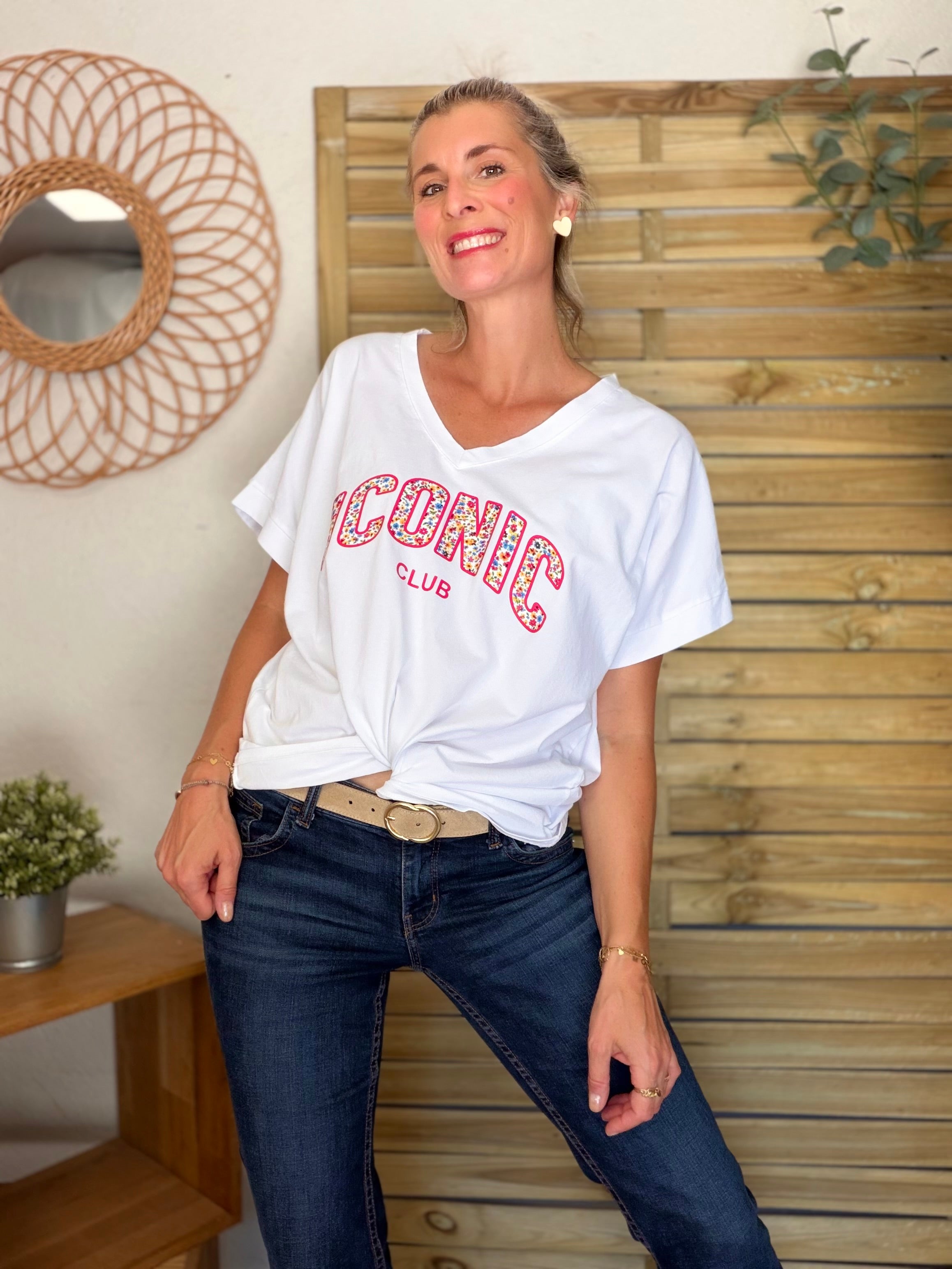 Tee shirt col V ICONIC club fleuri oversized MILA Blanc