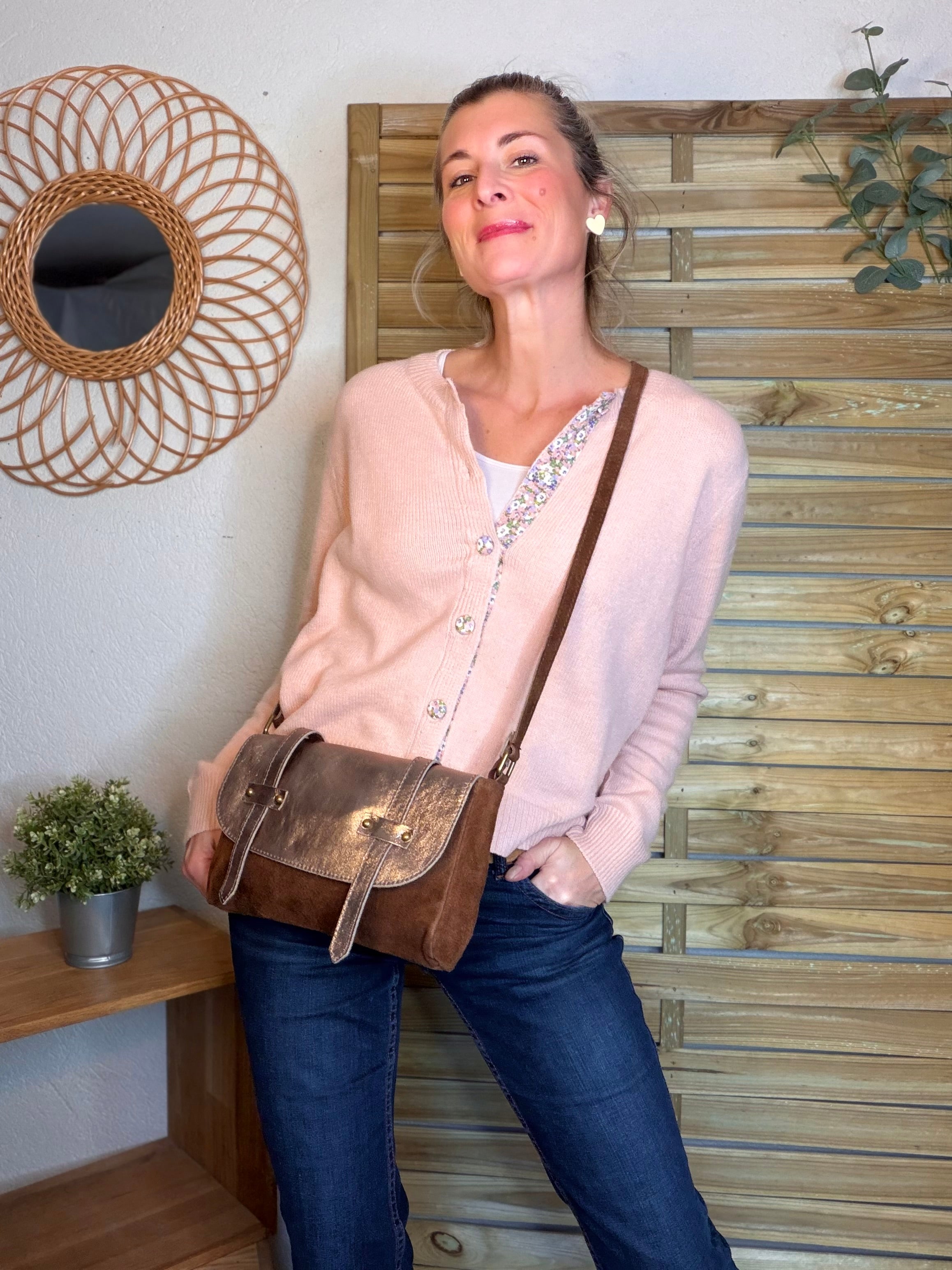 Sac bandoulière en cuir daim et irisé ESMÉE - Choco / Beige