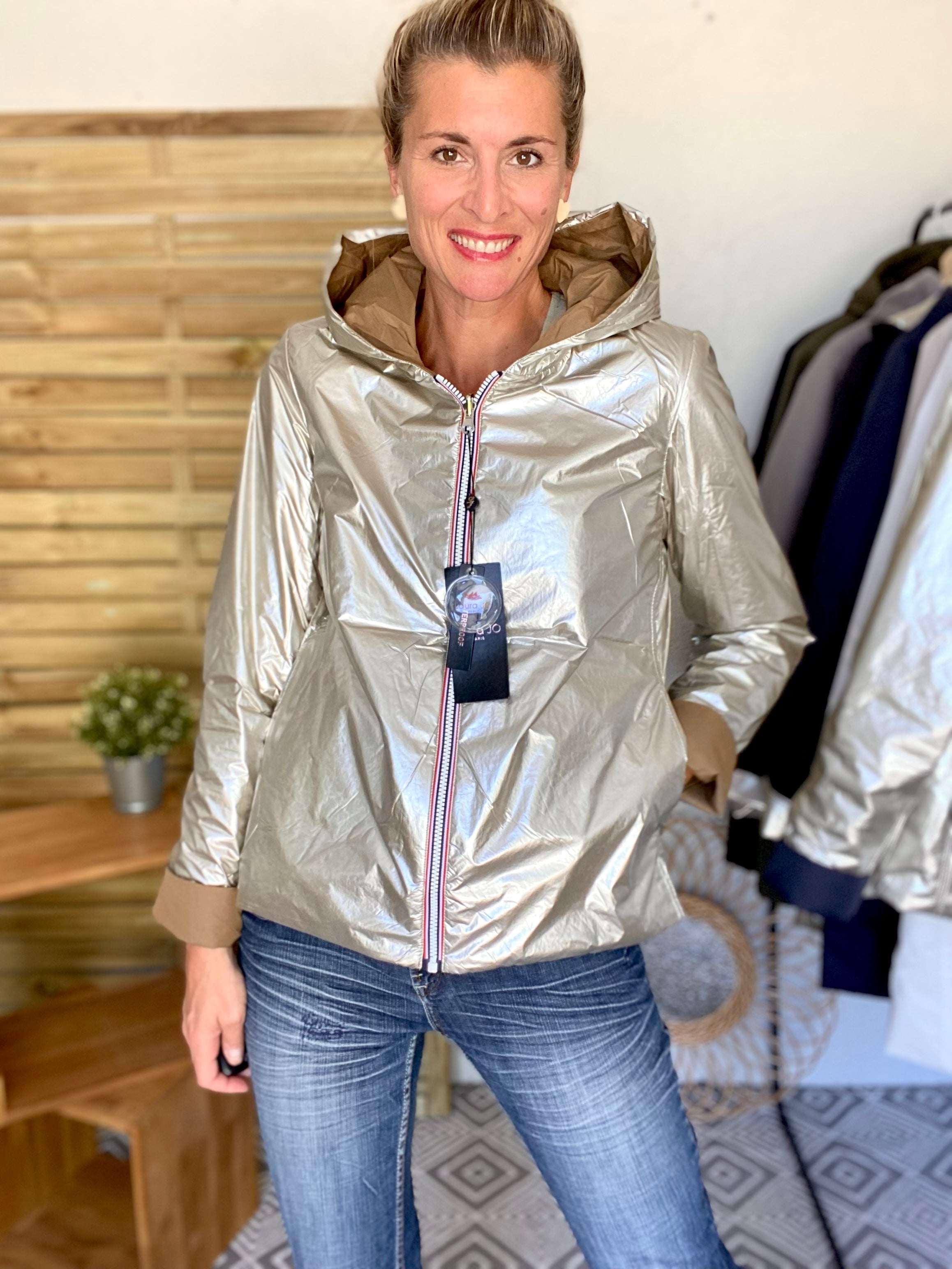 *** PROMO sur Tailles L et XL - Imperméable réversible rembourré LOUISON COURT - Camel/Doré - Laura Jo