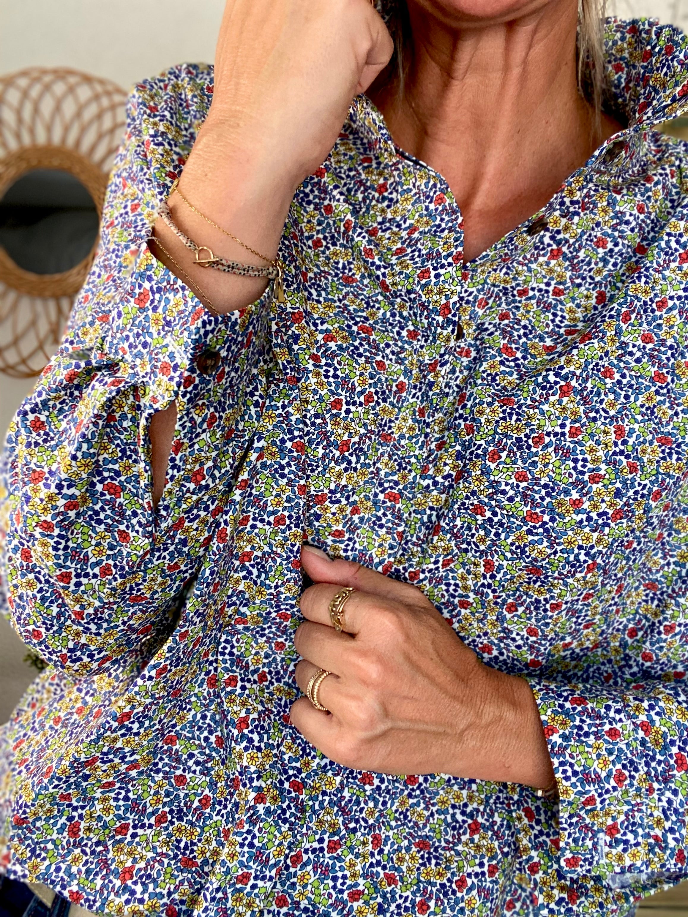 Chemise imprimée Liberty bleu, col victorien volanté CHARLOTTE