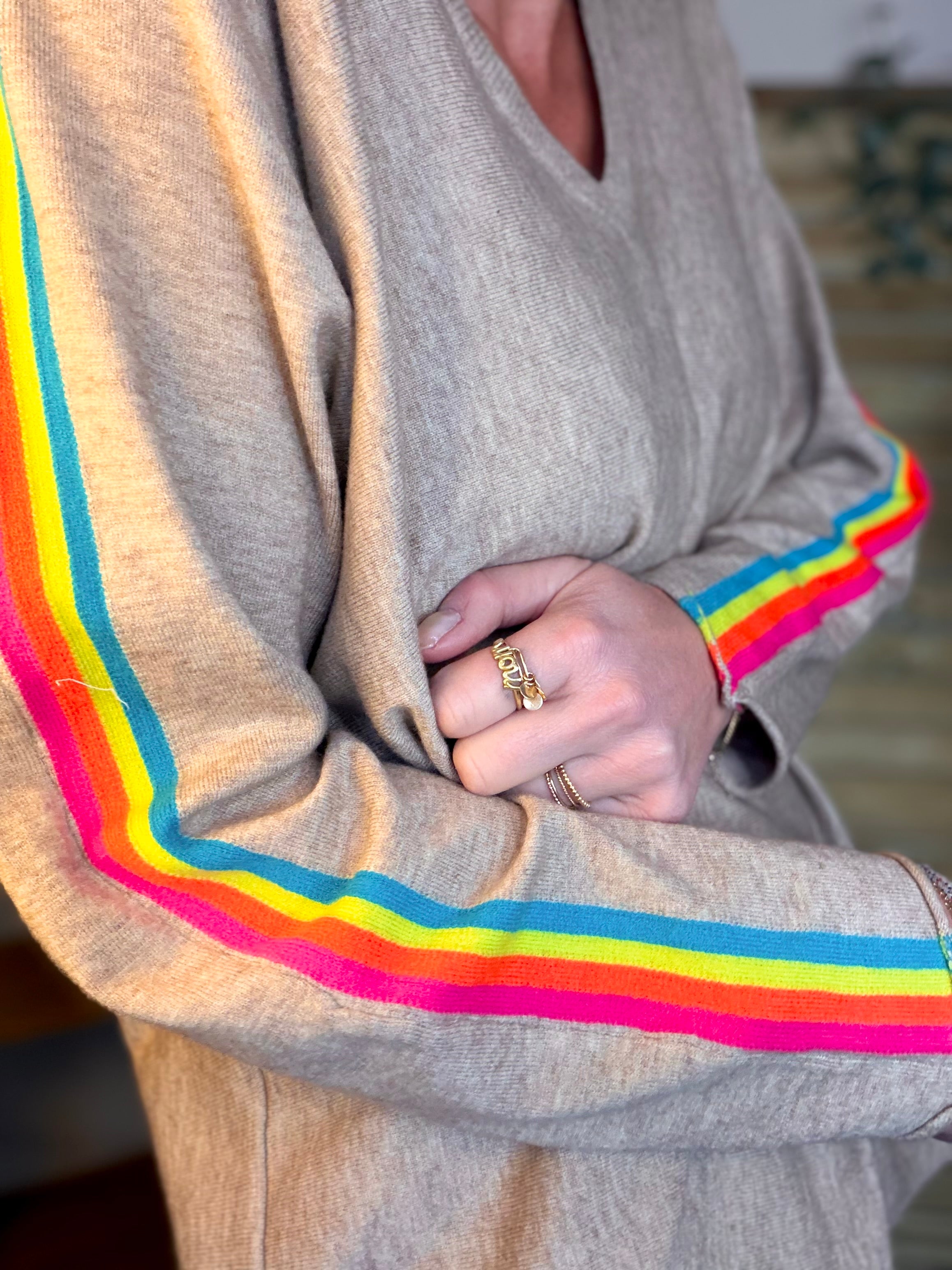 Pull fin avec bandes colorées, col V - RAINBOW OVERSIZE 🌈 Taupe