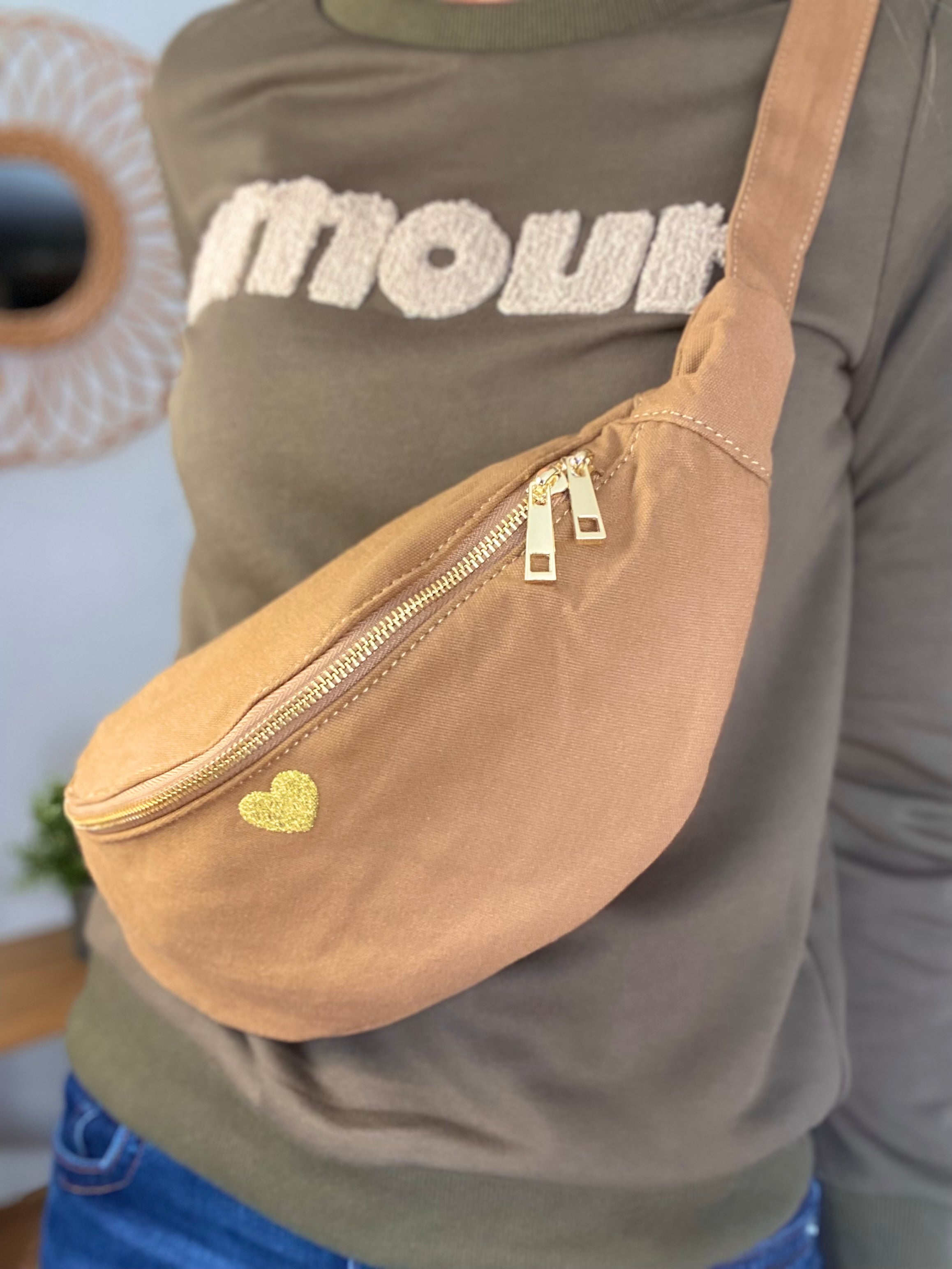 Sac banane en coton Coeur brodé 💛 CASSIDY - Camel