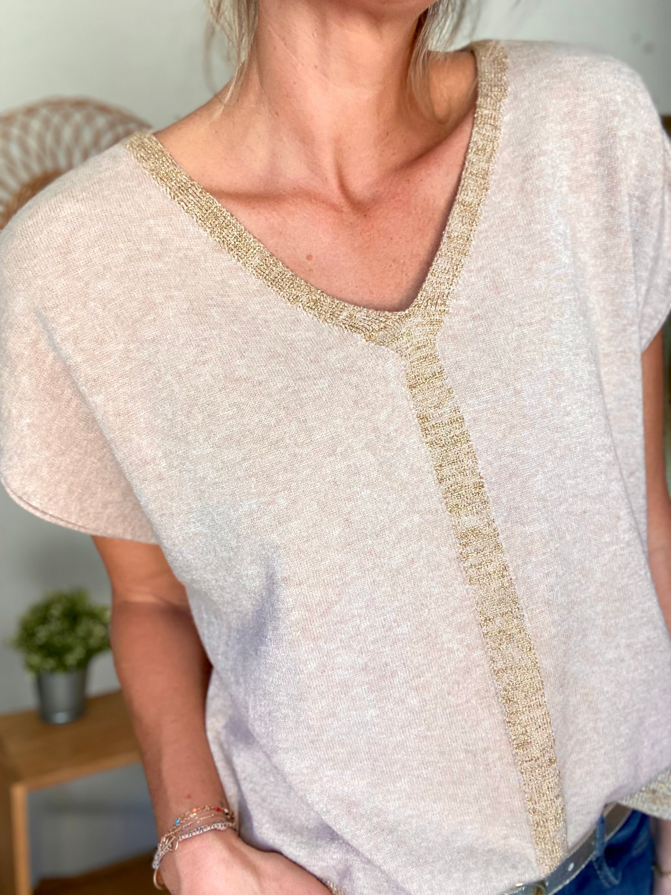 Pull fin avec lurex doré, col V - GISÈLE - Beige