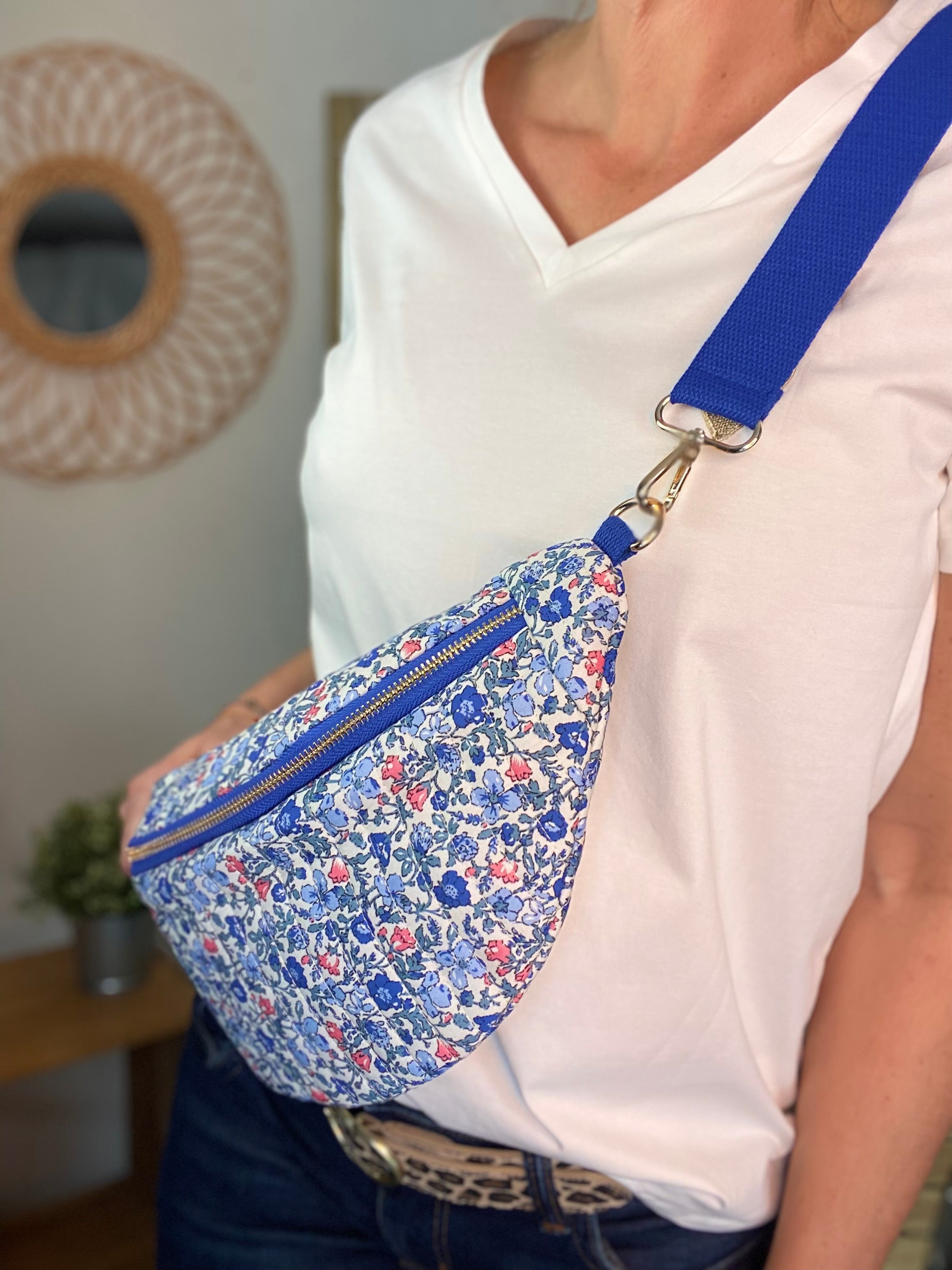 Sac banane XL - IVY - Bleu fleuri matelassé (20 coloris)