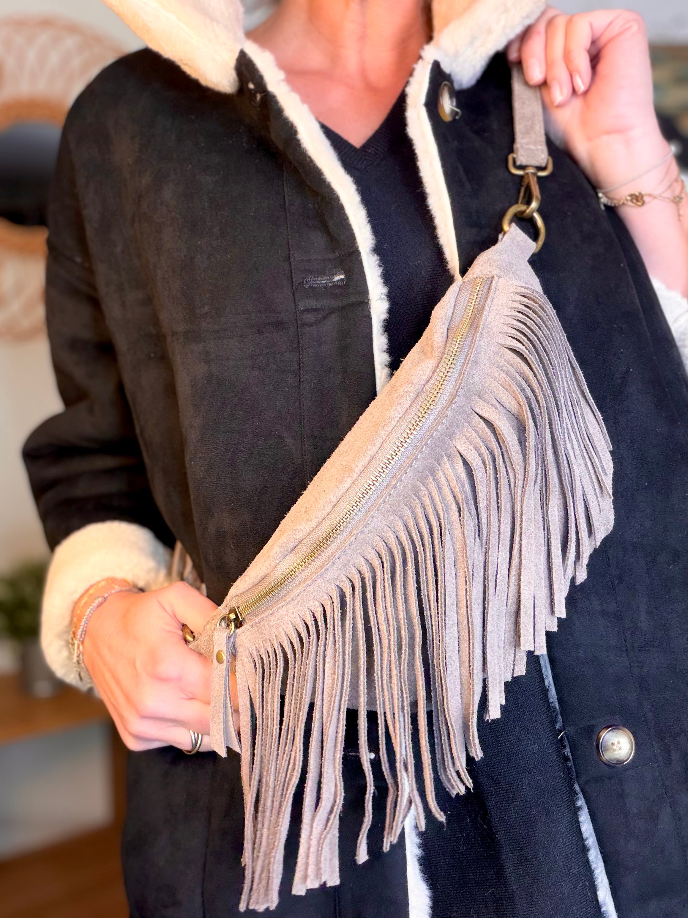 Sac banane avec franges en cuir daim - PIETRA - Taupe