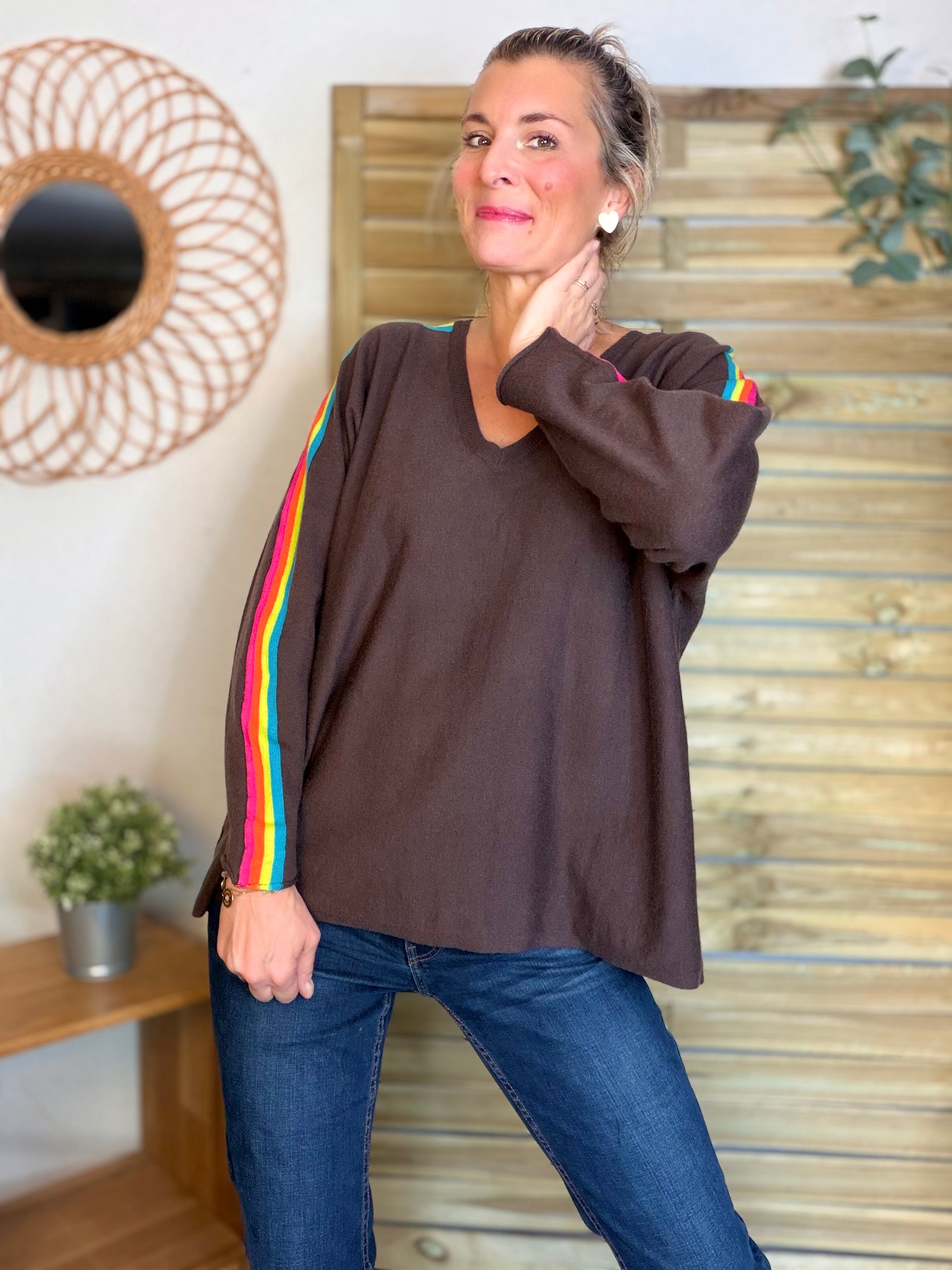 Pull fin avec bandes colorées, col V - RAINBOW OVERSIZE 🌈 Chocolat