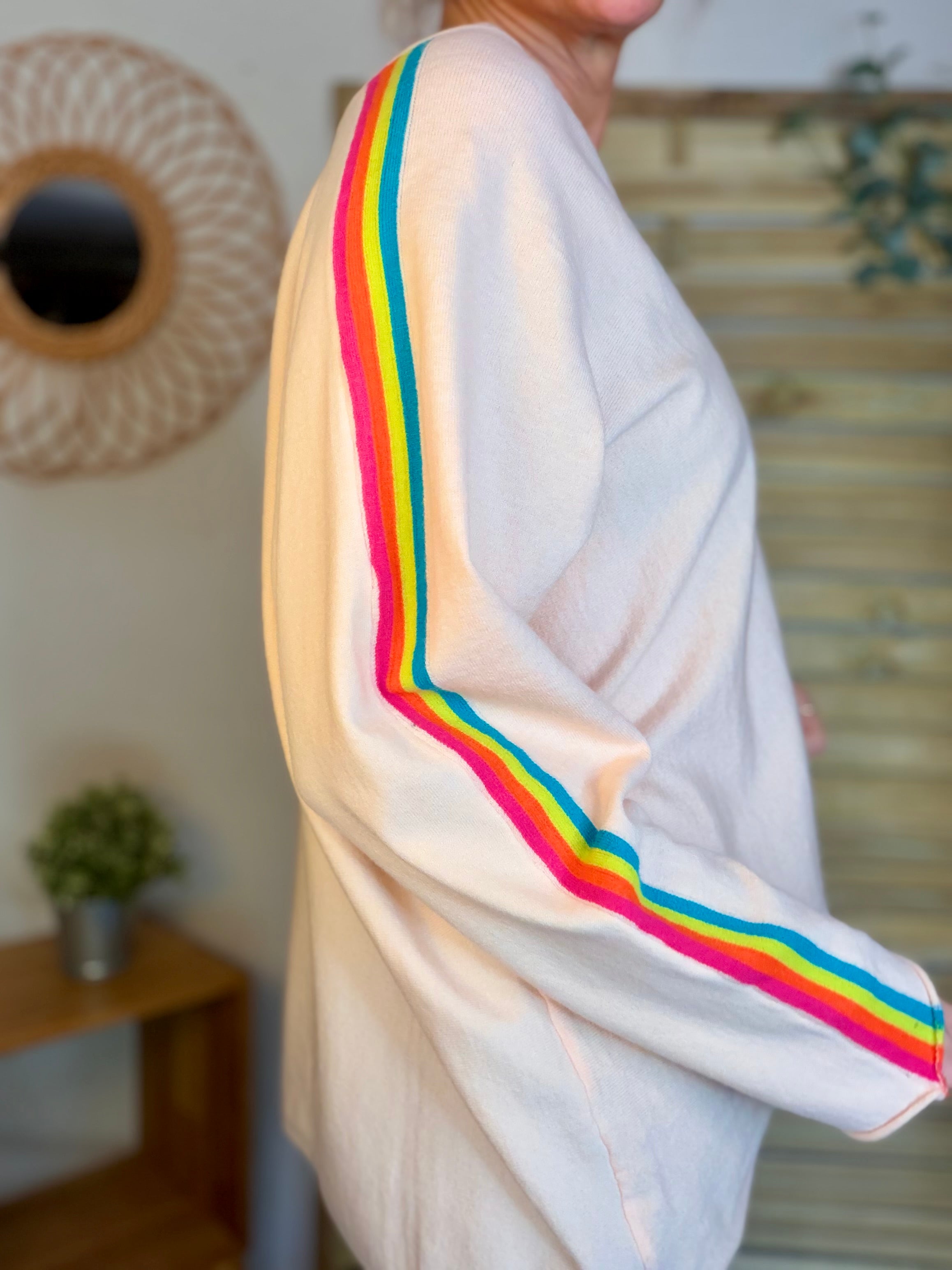Pull fin avec bandes colorées, col V - RAINBOW OVERSIZE 🌈 Rose orangé