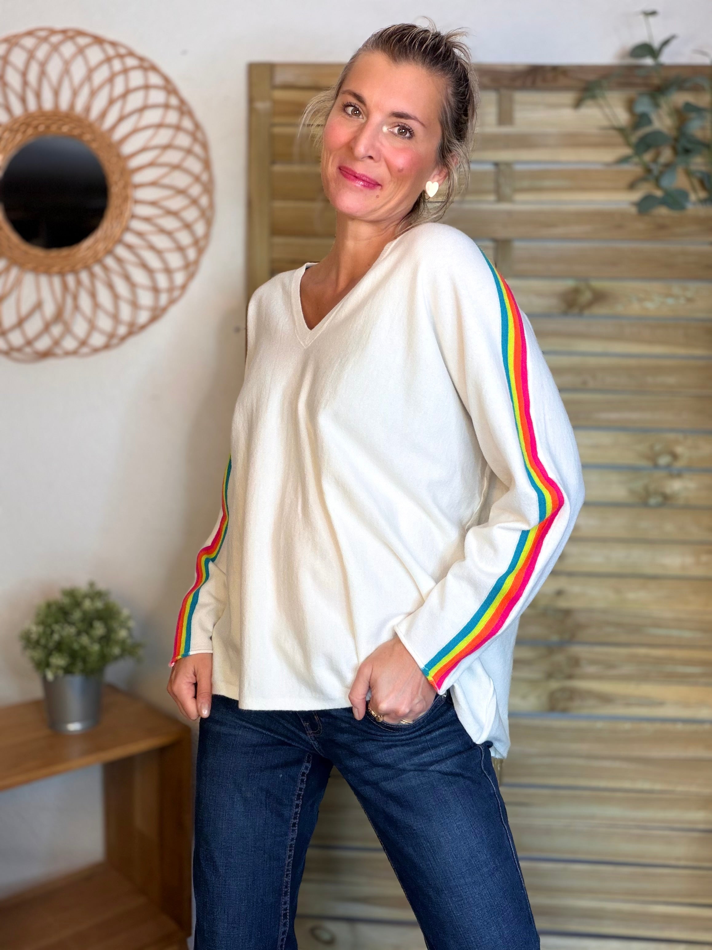 Pull fin avec bandes colorées, col V - RAINBOW OVERSIZE 🌈 Écru