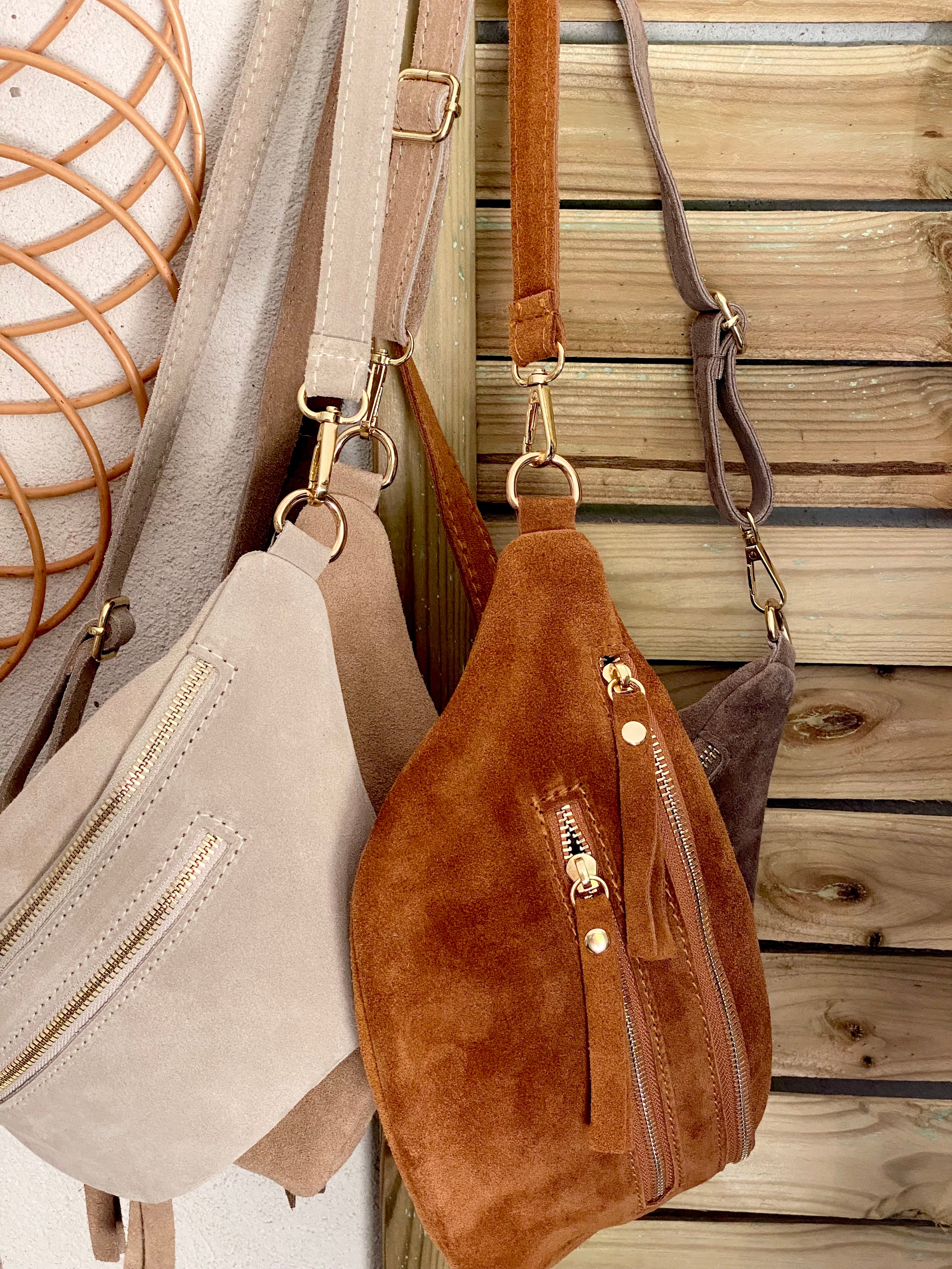 Sac banane avec poche avant, en cuir daim HOLLY - Beige