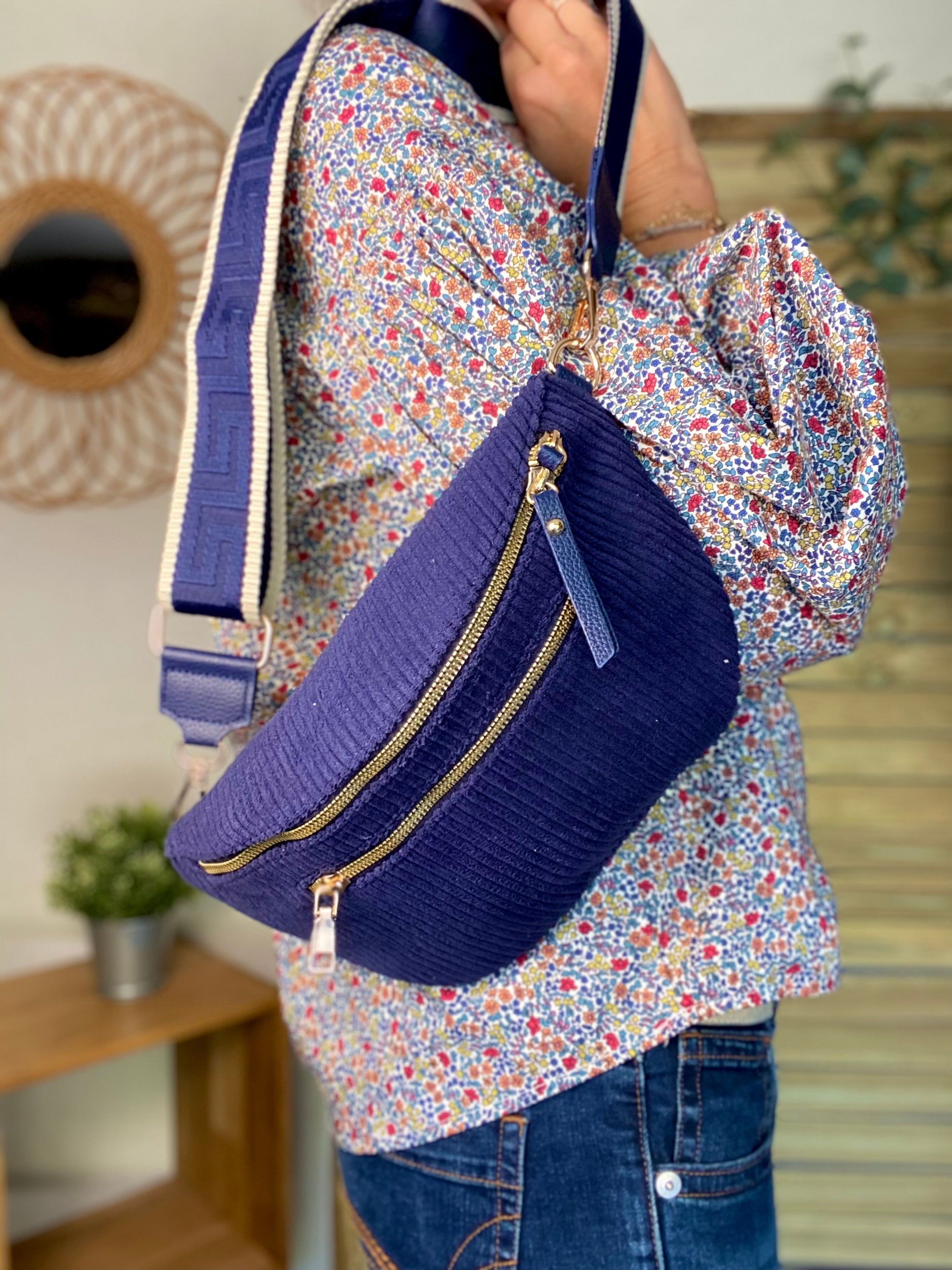 Sac banane L en velours côtelé 2 zips et sangle fantaisie - ASHLY - Bleu marine (côtelé large)