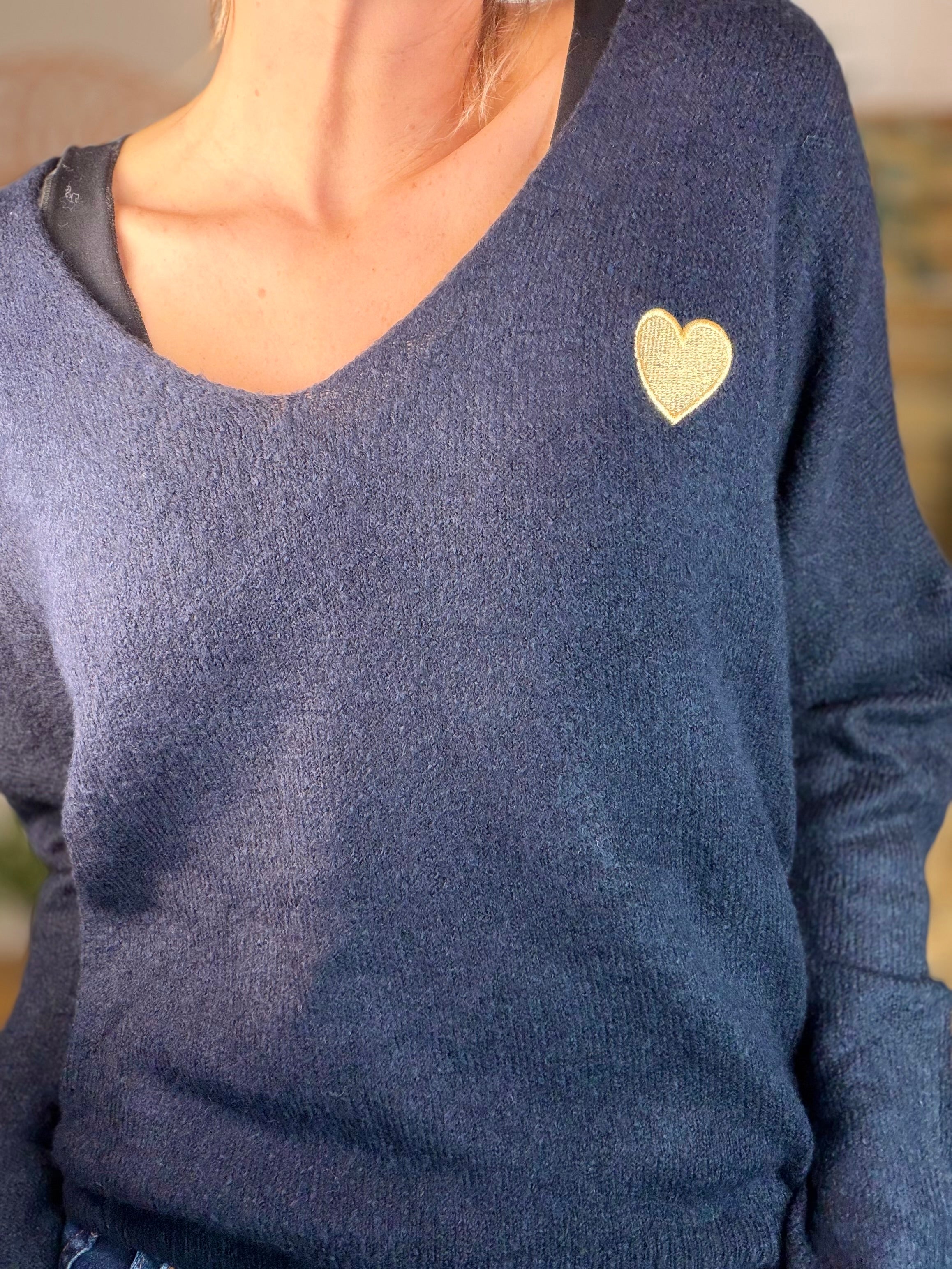 Pull léger en maille col V cœur doré brodé 💛 MELINA - Bleu marine