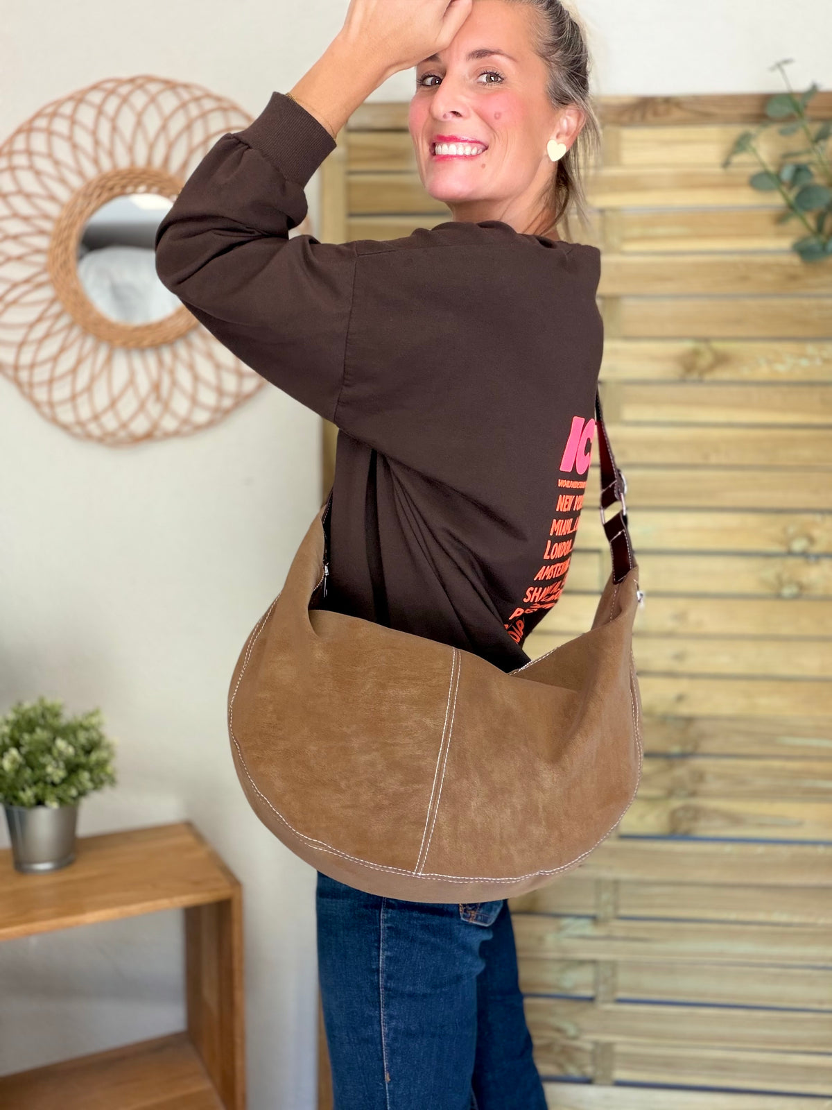Sac besace XXL en simili cuir brossé - HAROLD Taupe