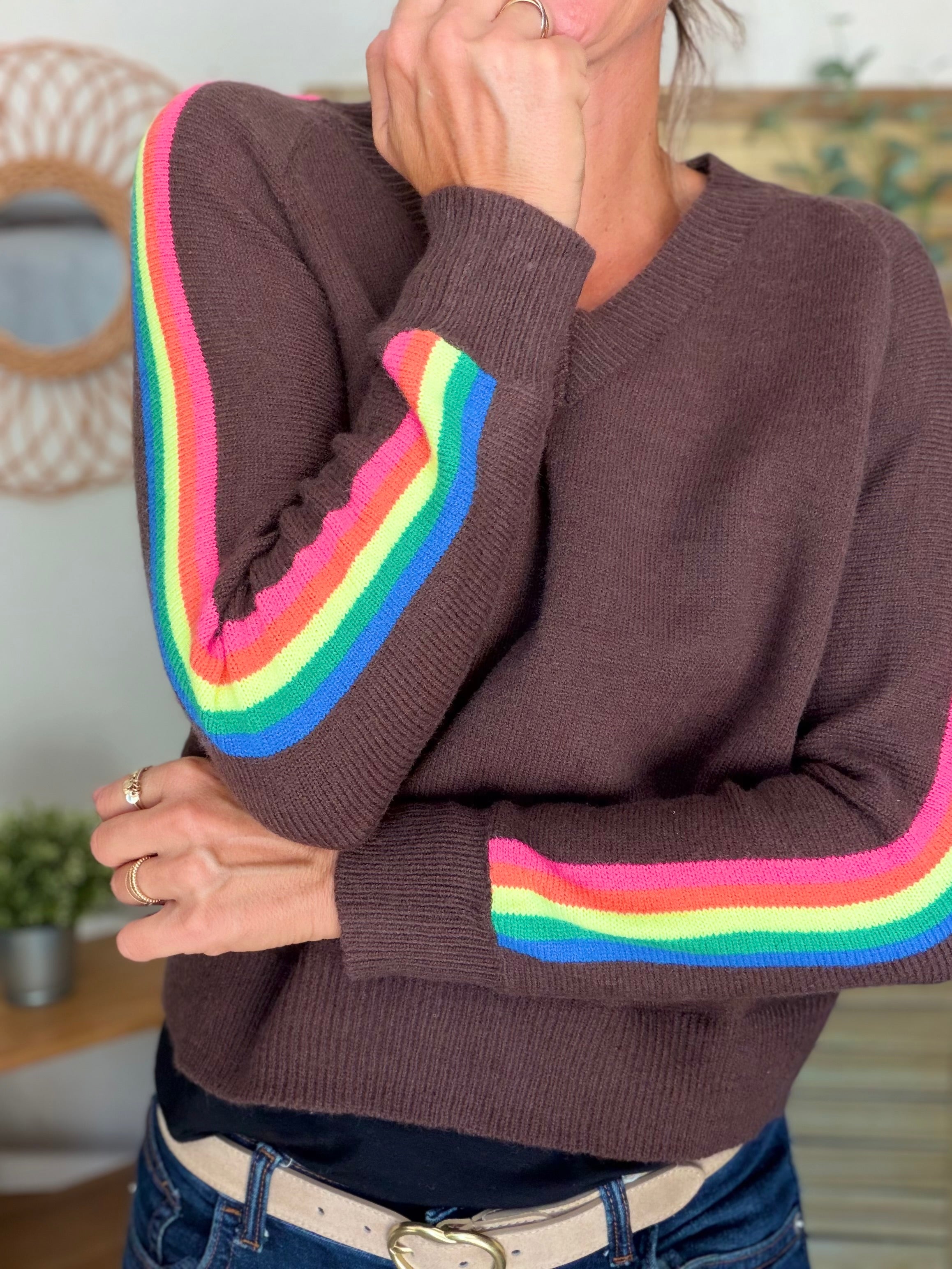 Pull épais avec bandes colorées, col V - RAINBOW 🌈 Chocolat - Winter 2026