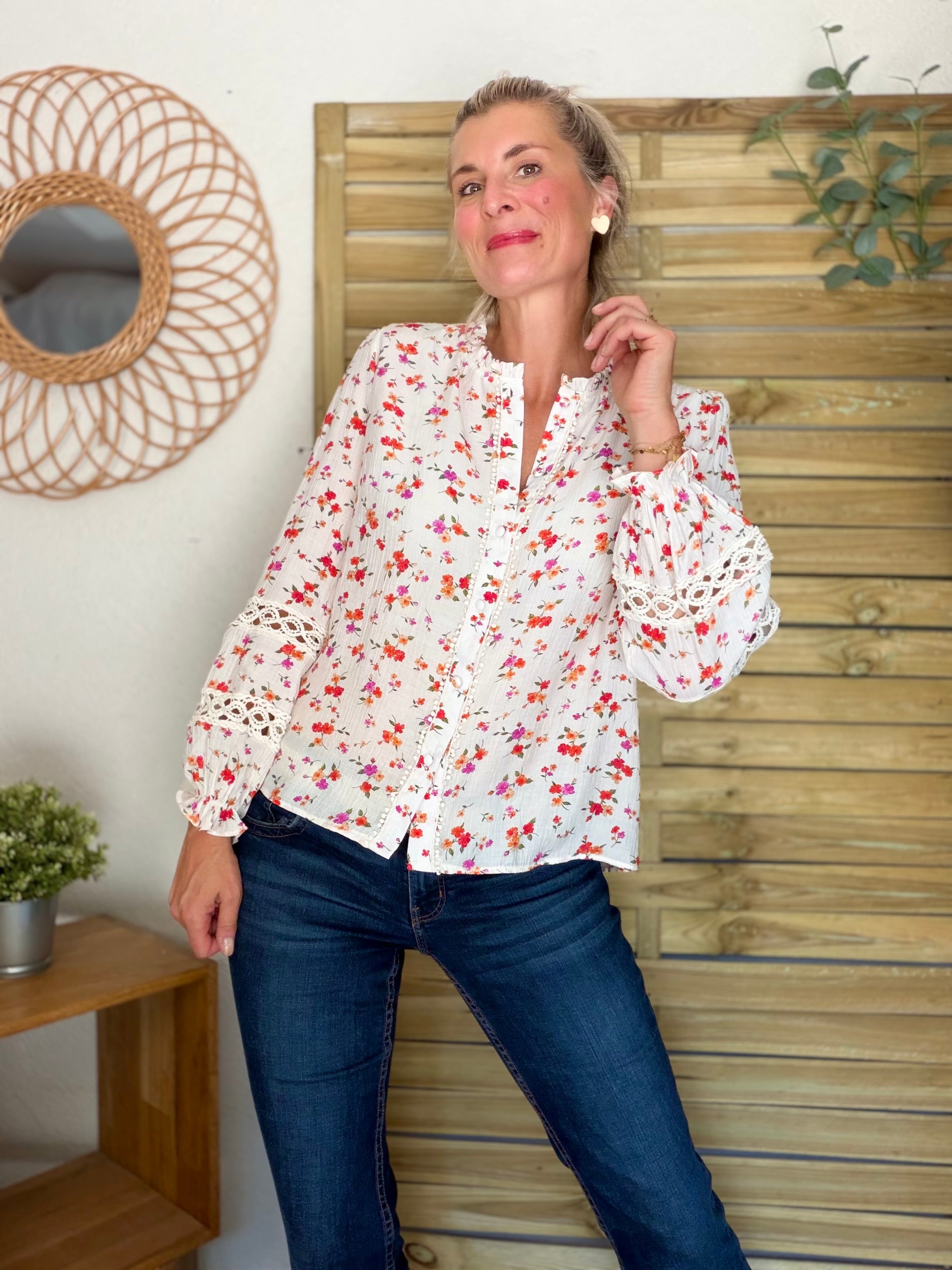 Blouse fleurie corail, manches ajourées SERVANE