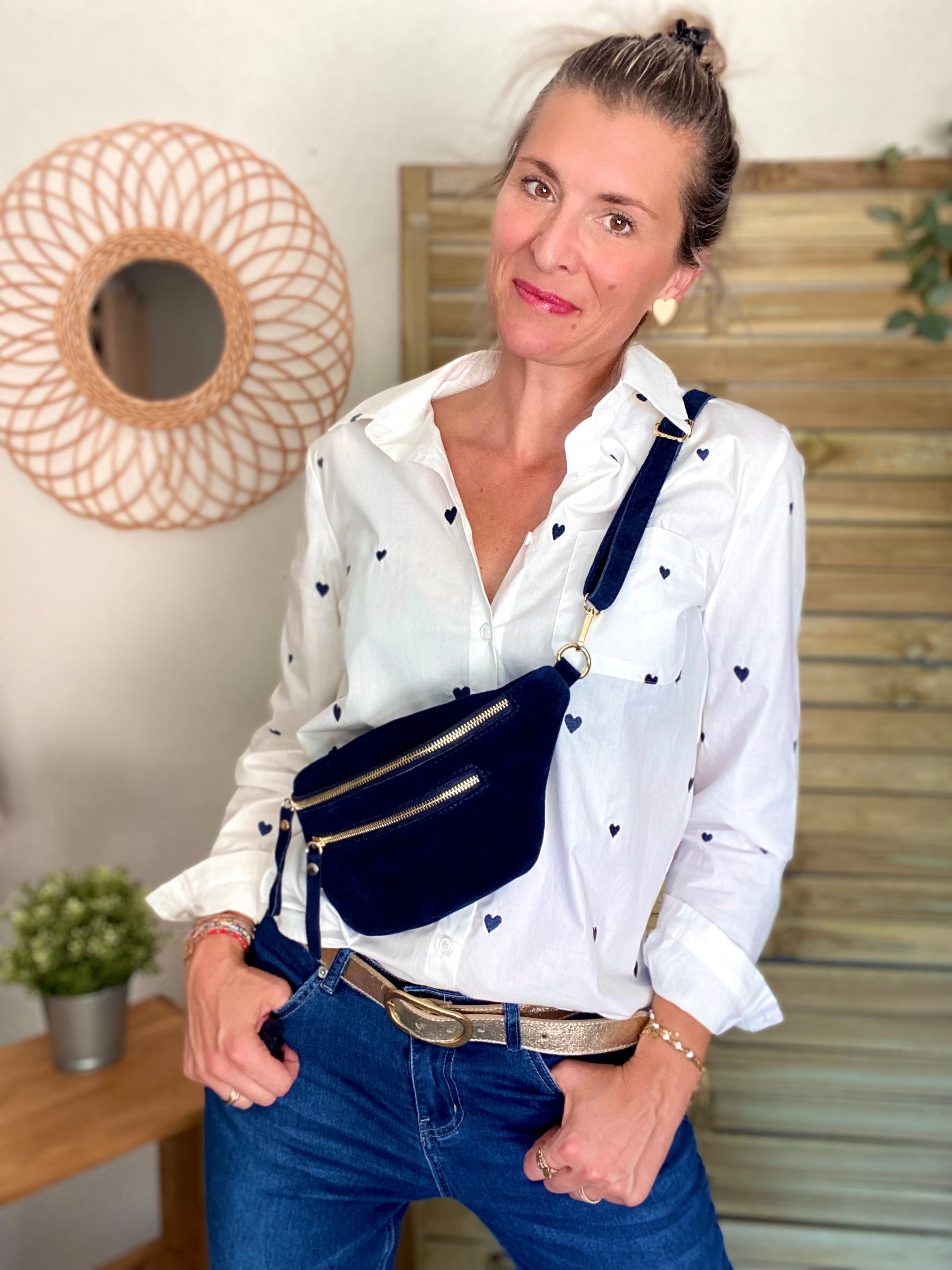 Sac banane avec poche avant, en cuir daim HOLLY - Bleu Marine