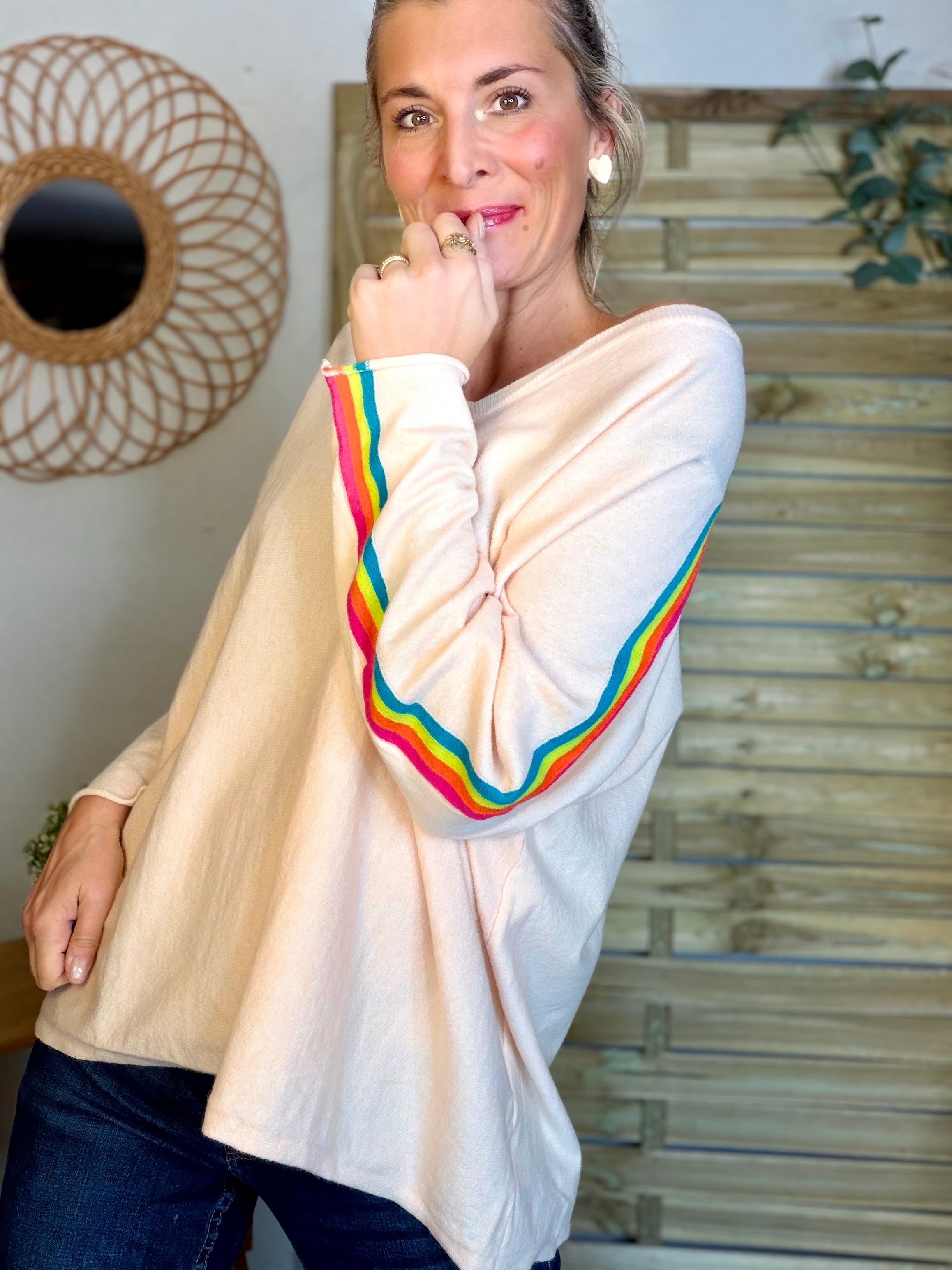 Pull fin avec bandes colorées, col V - RAINBOW OVERSIZE 🌈 Rose orangé