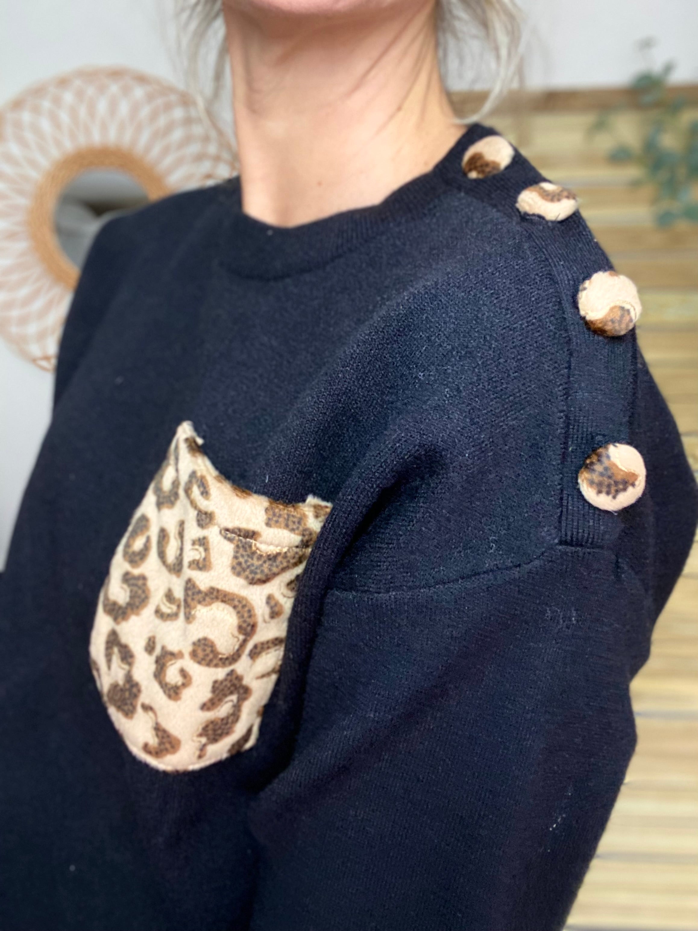 Pull avec poche et boutons Léo 🐆 ISAURE - Noir