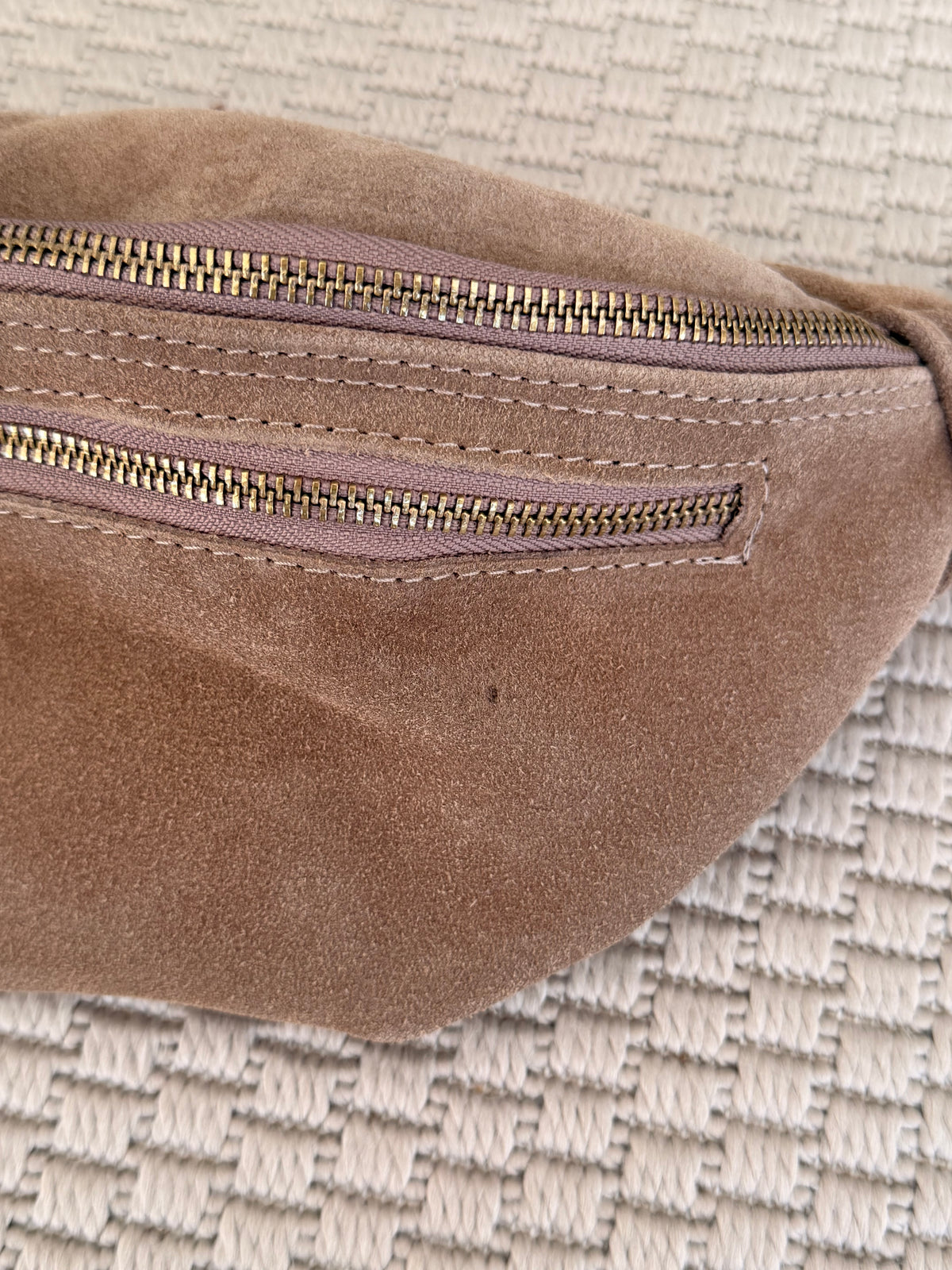 IMPERFECTION • Sac banane double poche en cuir daim - OPALINE - Taupe