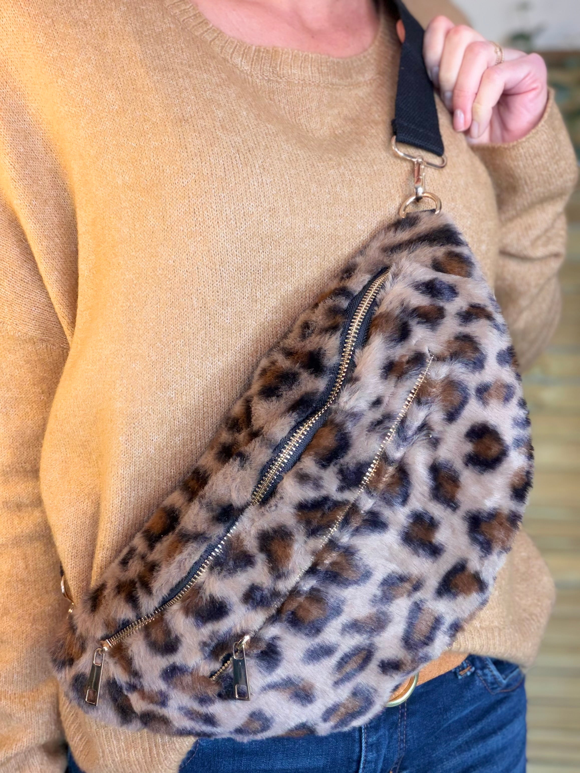 Sac banane L avec poche zippée avant, fourrure Léo Taupe - STACEY 🐆