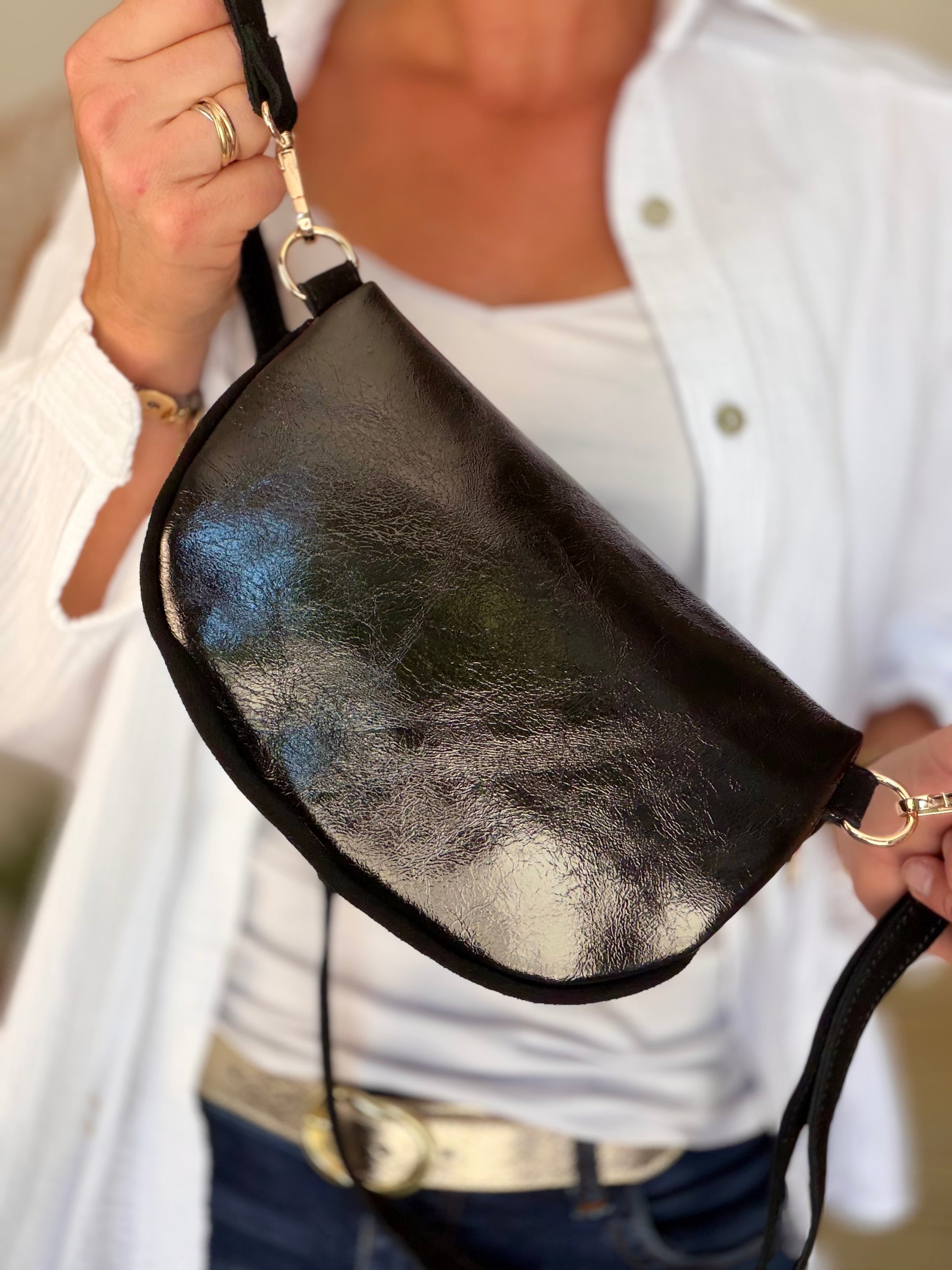 Sac banane M bi-matière en cuir irisé et velours 24cm - POLLY- Noir