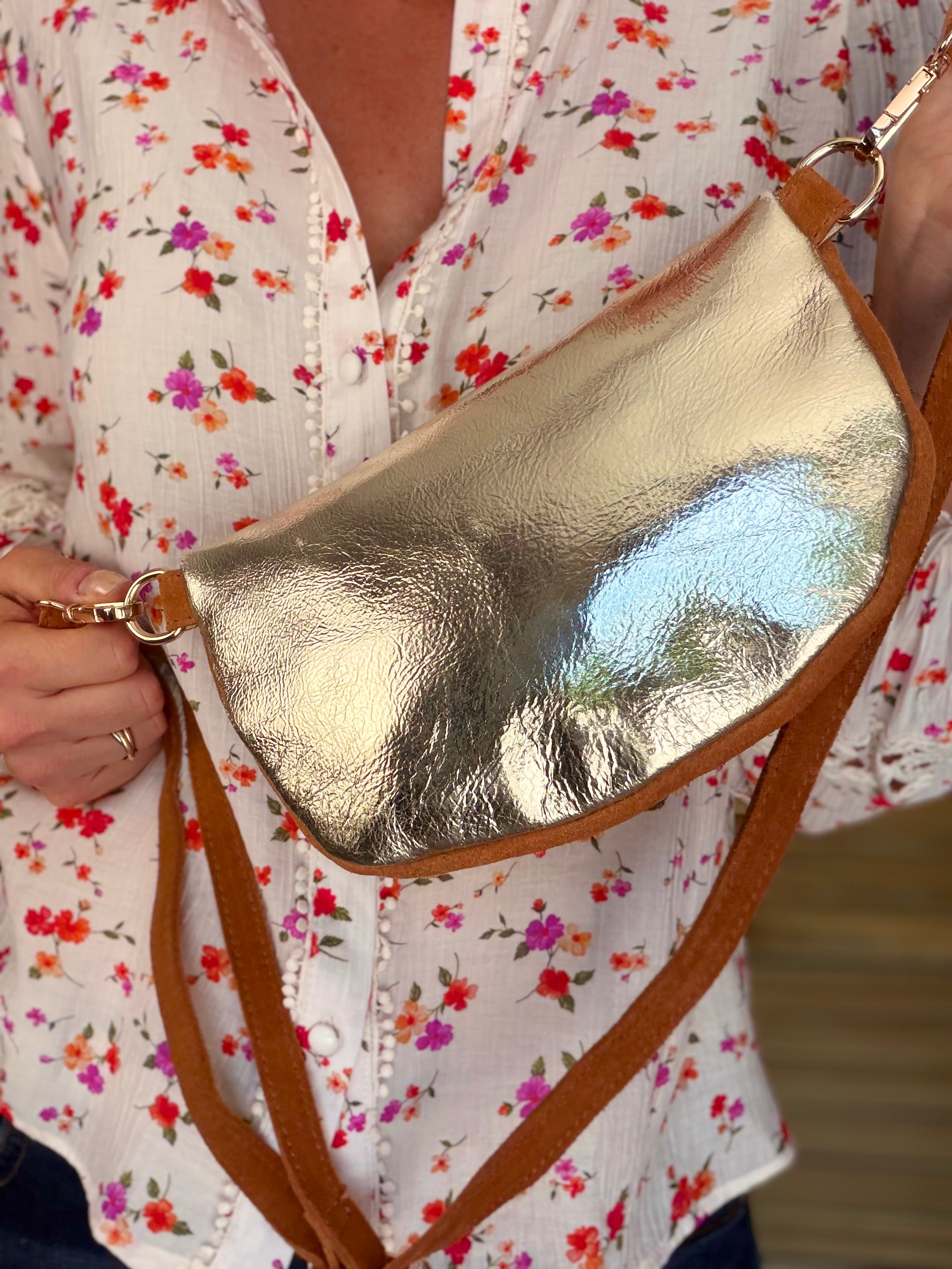 Sac banane M bi-matière en cuir irisé et velours 24cm - POLLY- Camel/Doré