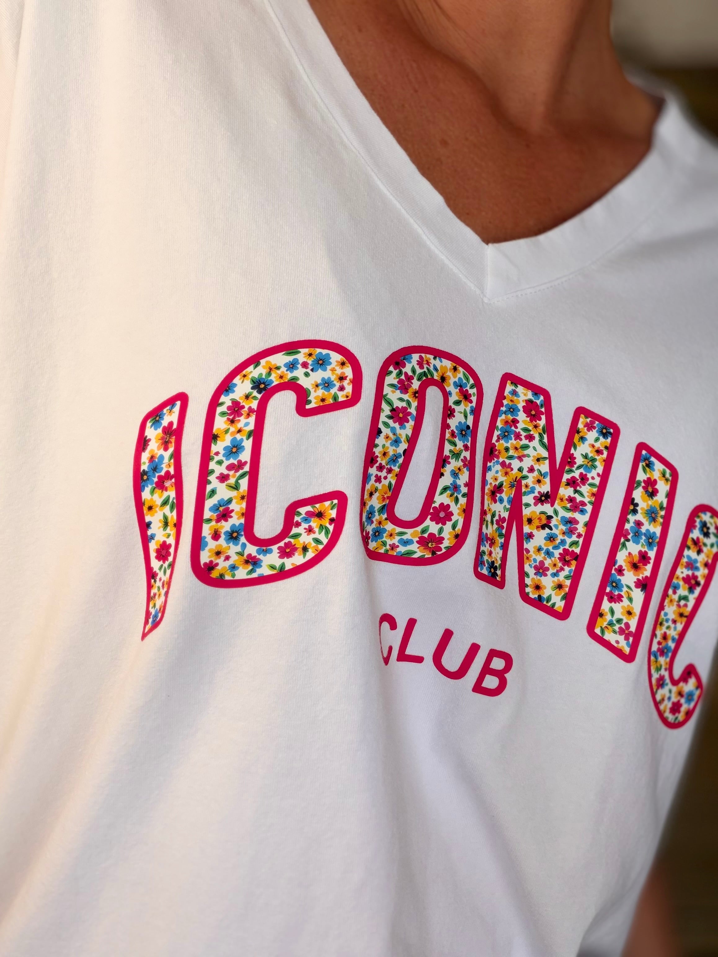Tee shirt col V ICONIC club fleuri oversized MILA Blanc