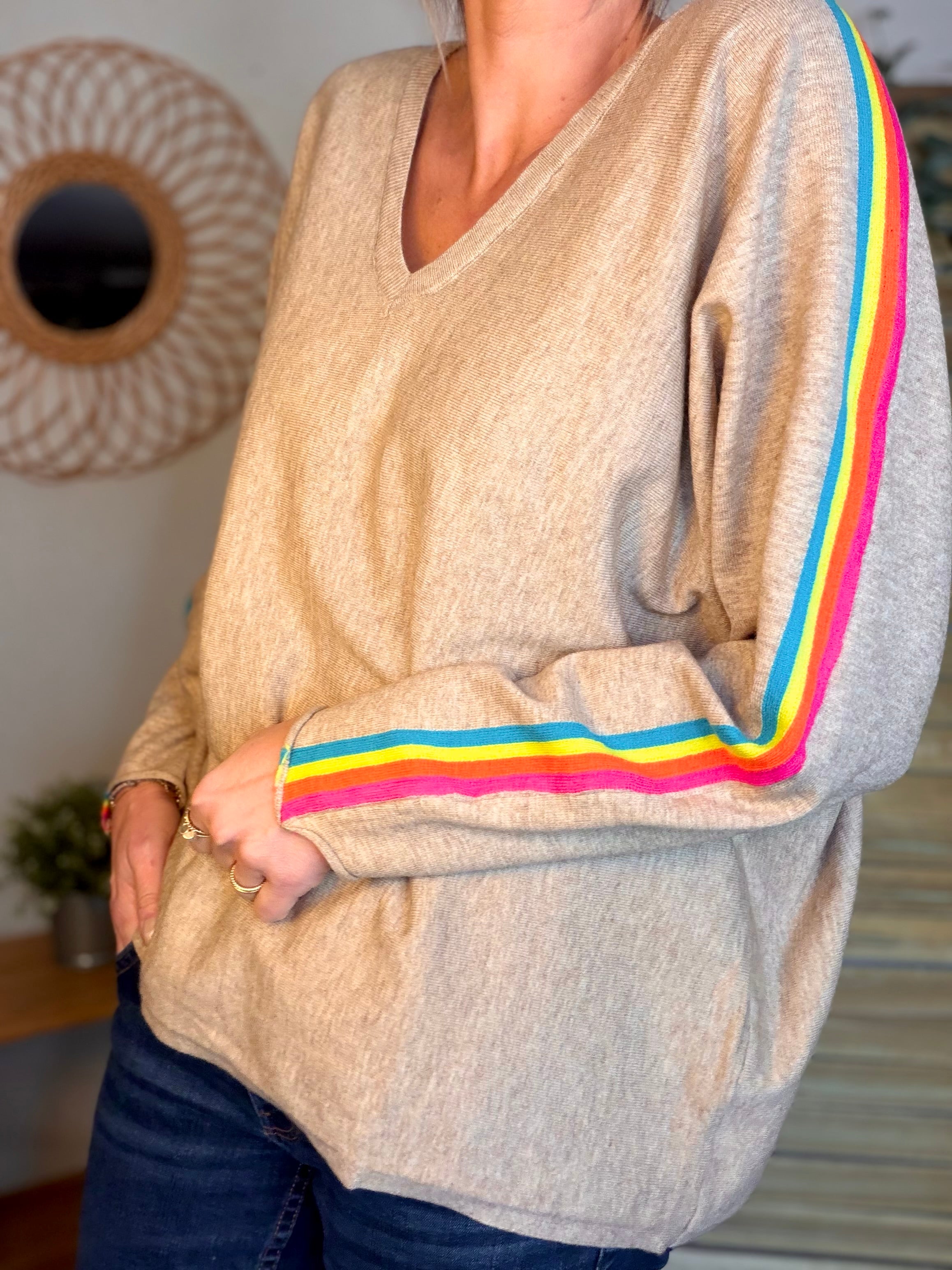 Pull fin avec bandes colorées, col V - RAINBOW OVERSIZE 🌈 Taupe