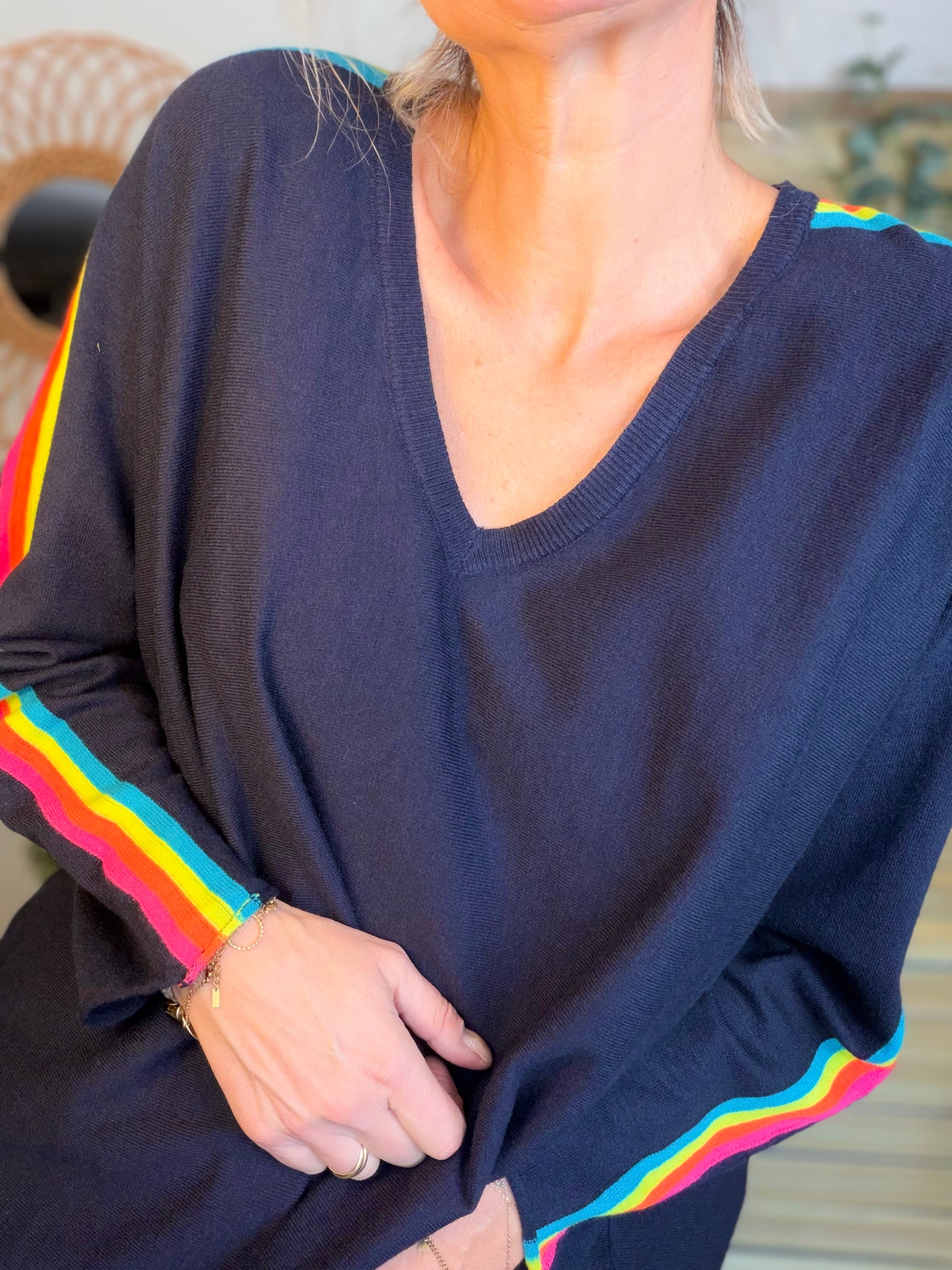 Pull fin avec bandes colorées, col V - RAINBOW OVERSIZE 🌈 Bleu marine