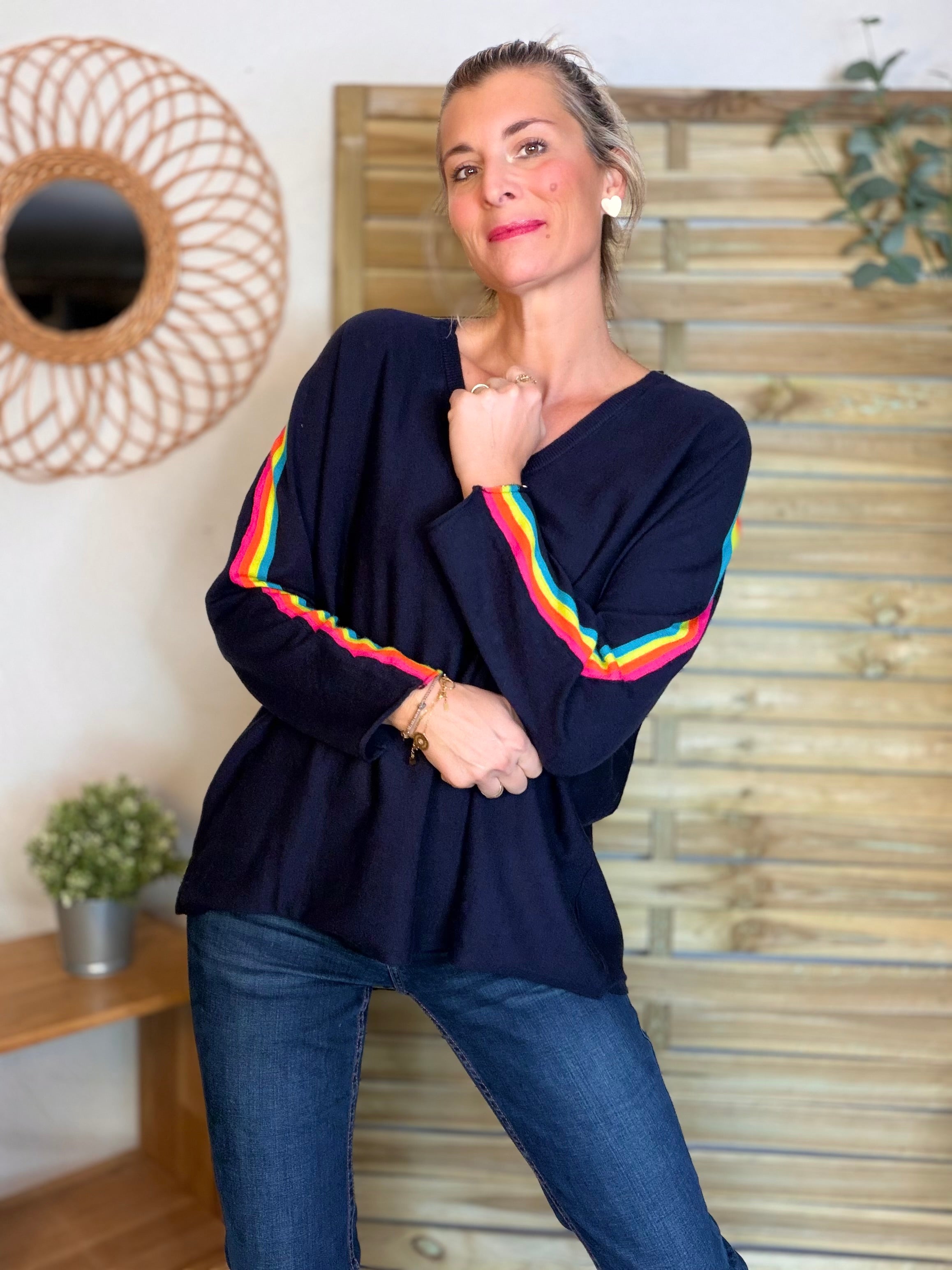 Pull fin avec bandes colorées, col V - RAINBOW OVERSIZE 🌈 Bleu marine