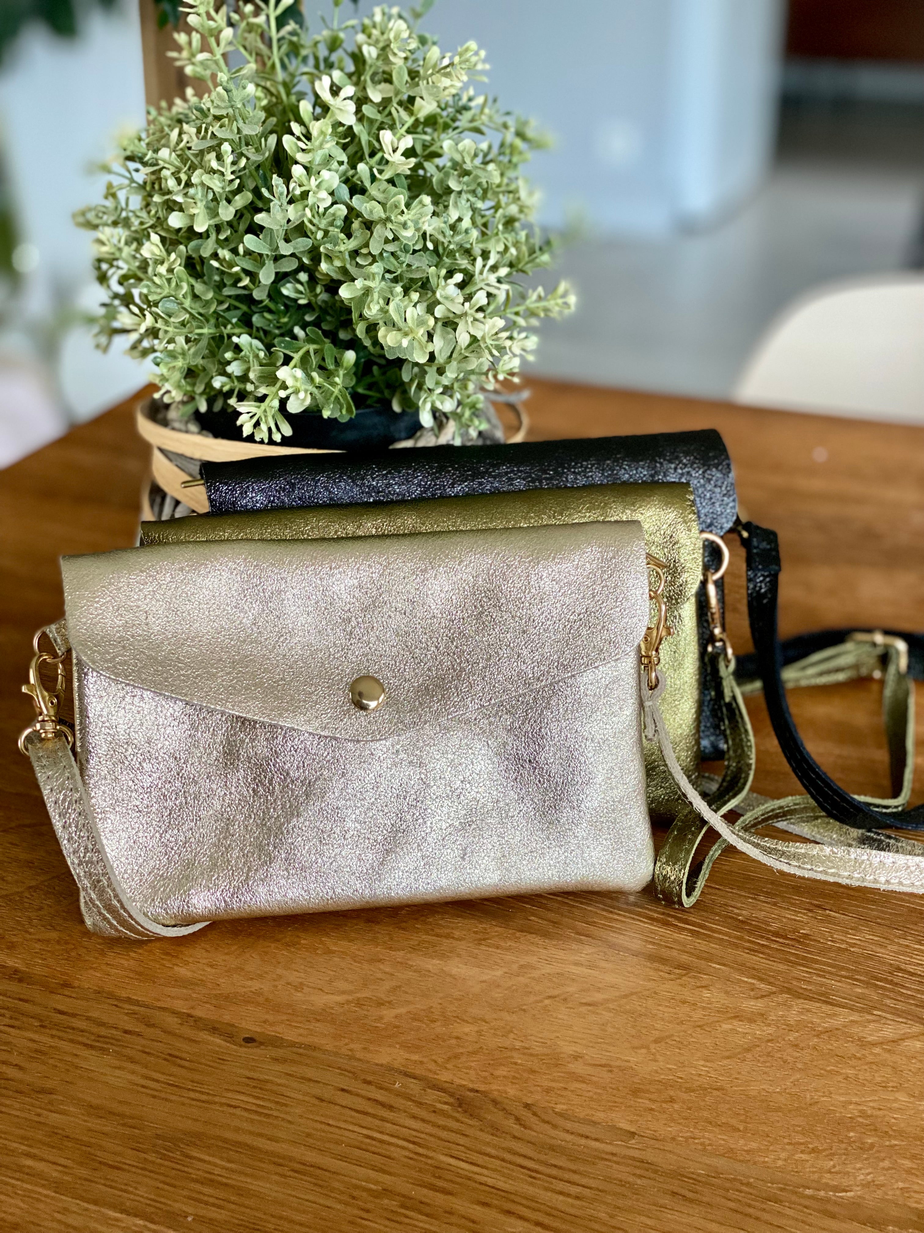 Sac bandoulière / Pochette en cuir irisé - BETTY - Noir