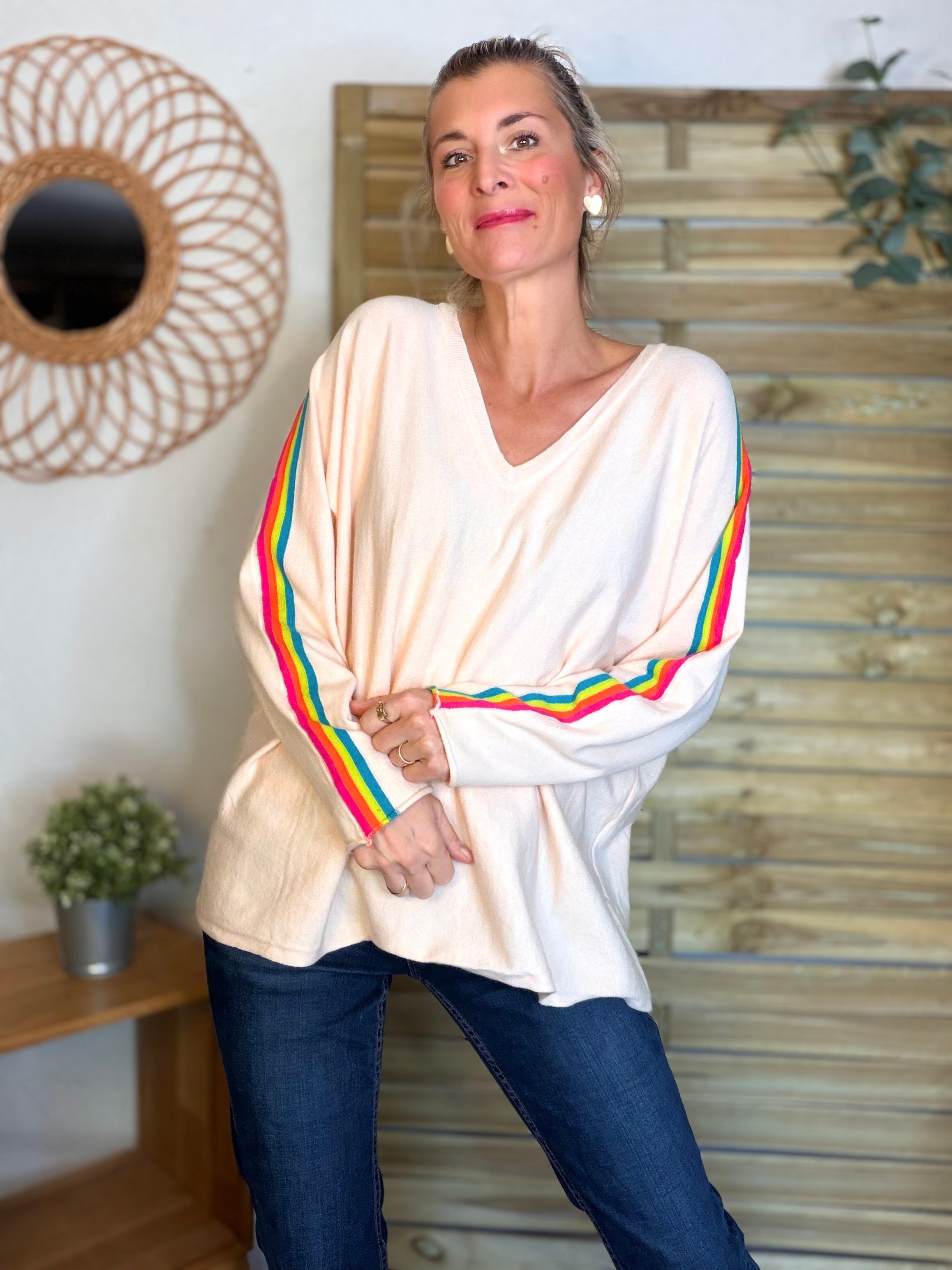 Pull fin avec bandes colorées, col V - RAINBOW OVERSIZE 🌈 Rose orangé