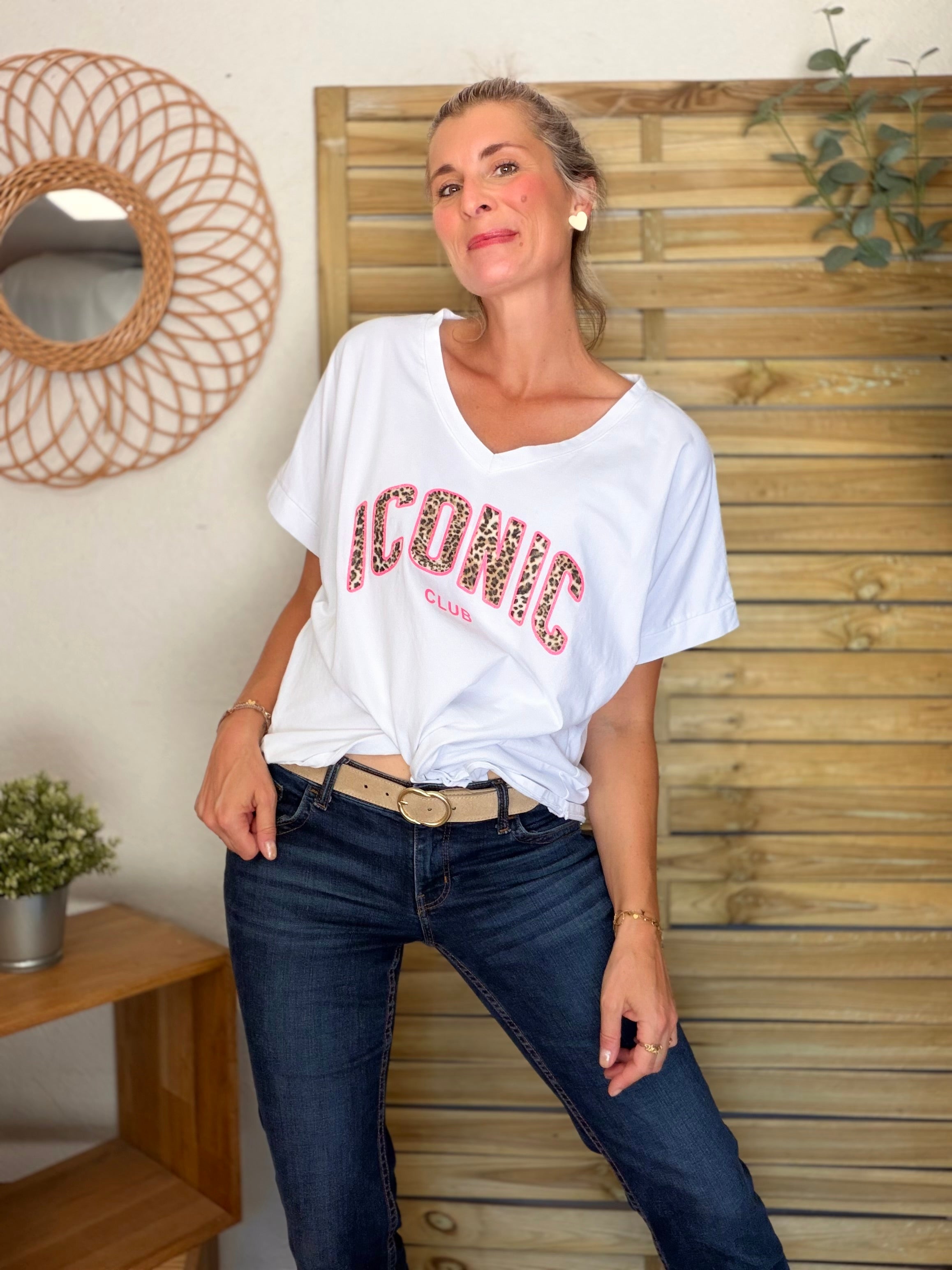Tee shirt col V ICONIC club Léo oversized MILA Blanc