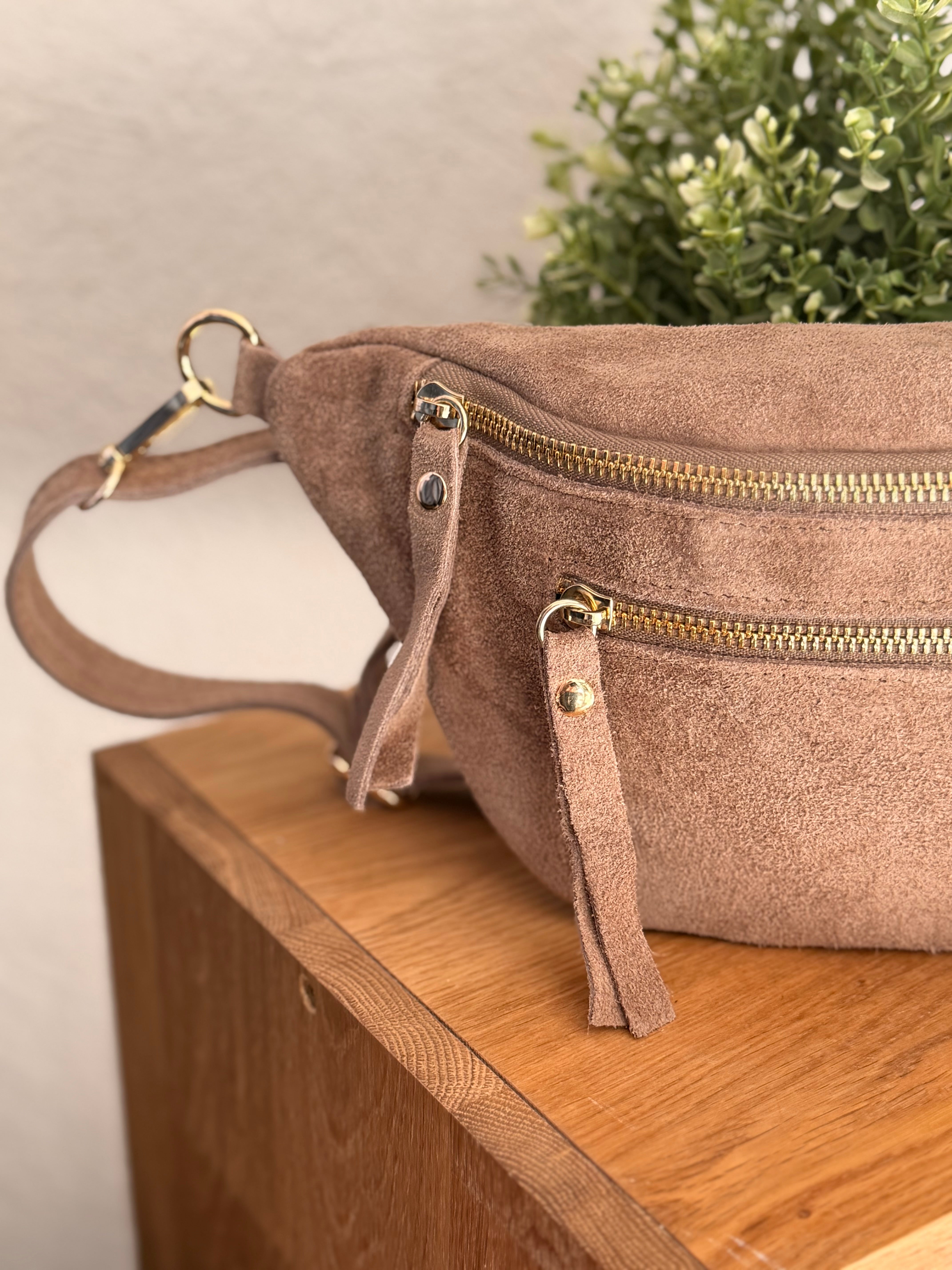 Sac banane avec poche avant, en cuir daim HOLLY - Taupe
